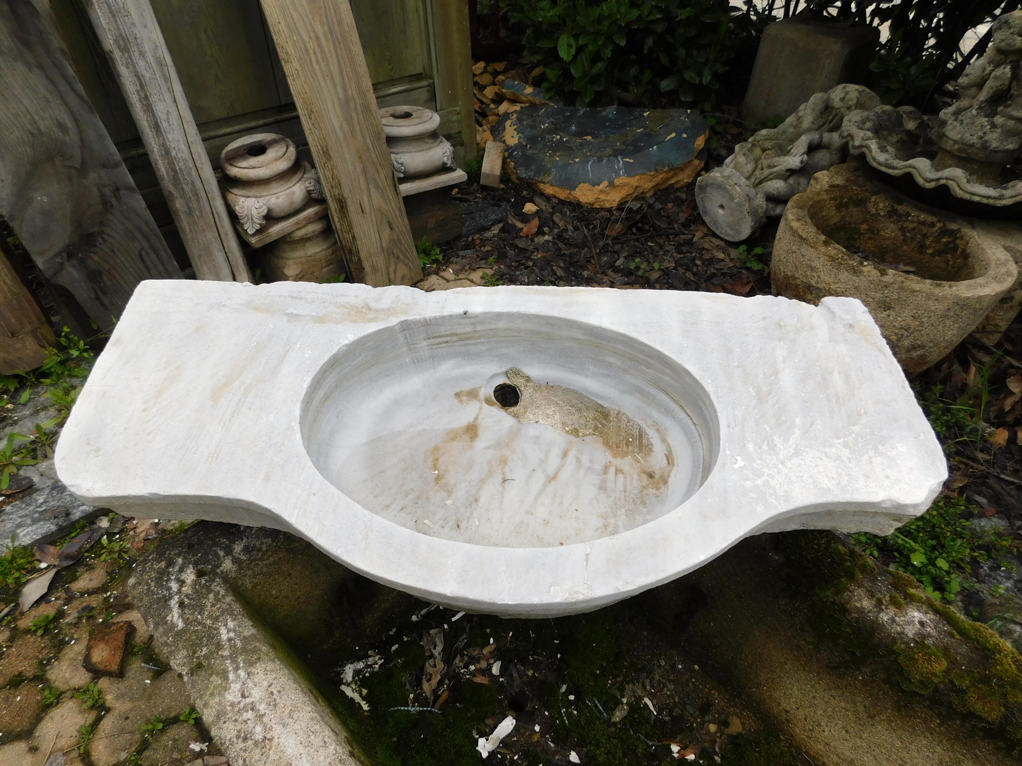 Antique sink carved in gray marble, with oval basin and straight top, hand-built and sculpted in Italy in the 19th century, typically from the Genoa area.
Ideal for bathrooms, kitchens, sinks of all kinds and also for gardens or outdoors, mighty,