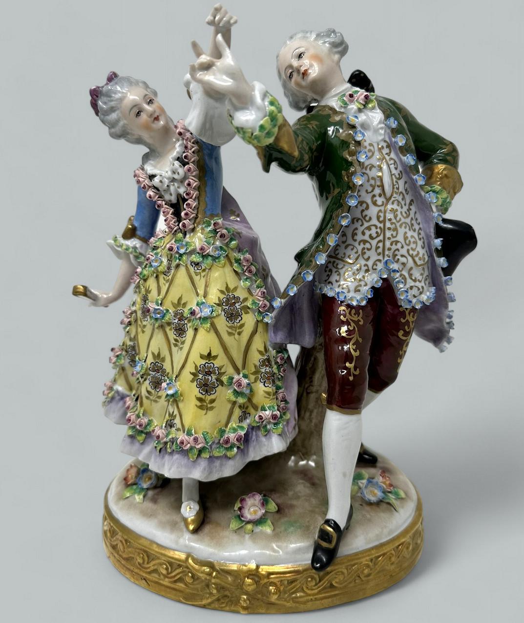 Superbe groupe de figurines décorées à la main de style Dresde, d'une qualité exceptionnelle, représentant une femme riche dansant en tenant un éventail et son partenaire masculin, tous deux vêtus d'élégants costumes d'époque. Troisième quart du