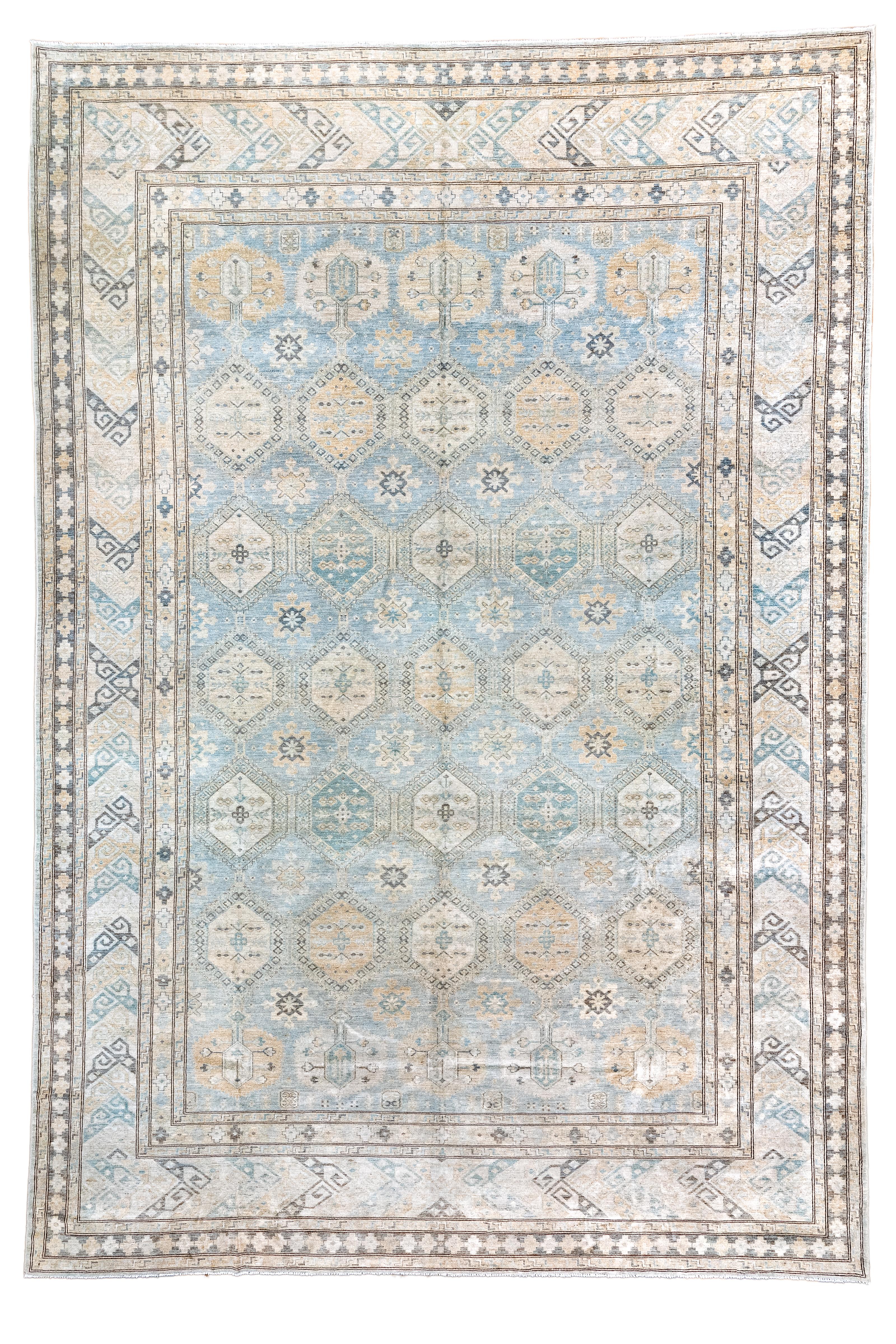 Le champ bleu pâle, largement abrasé, présente un ensemble d'hexagones et de palmettes hexagonales de cinq sur sept, dans des tons rouille, ardoise, crème et paille. De petites étoiles remplissent les interstices, dans un style turkmène général. La