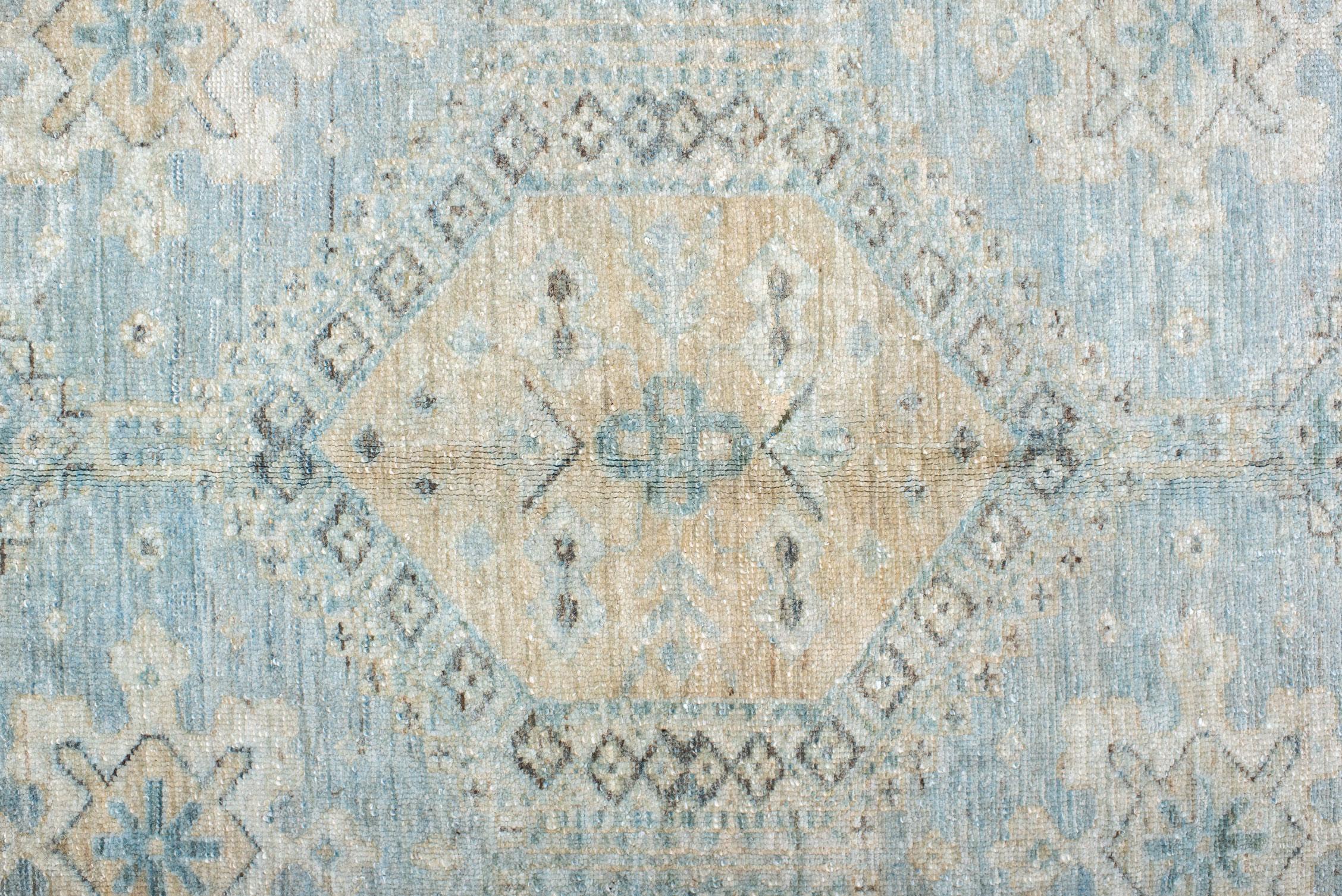 Noué à la main Tapis Sivas ancien avec un champ bleu pâle et un bord à chevrons
