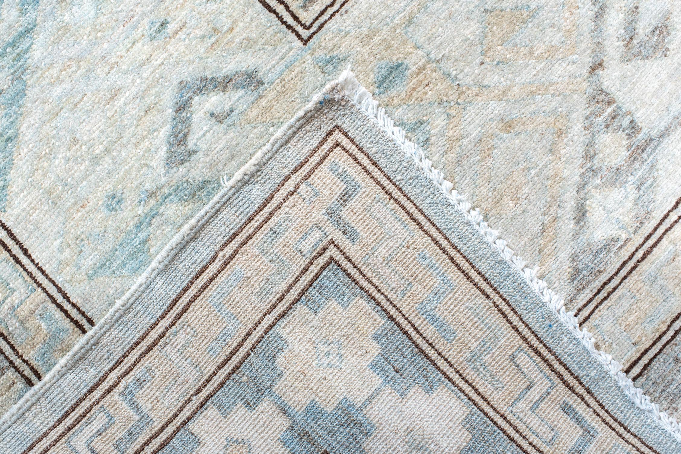 20ième siècle Tapis Sivas ancien avec un champ bleu pâle et un bord à chevrons