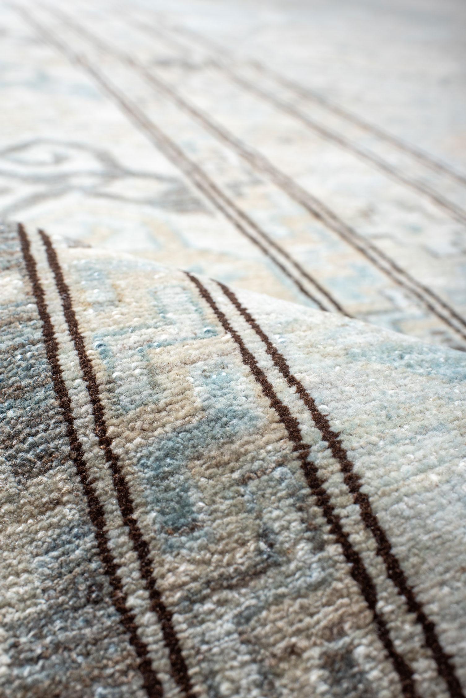 Laine Tapis Sivas ancien avec un champ bleu pâle et un bord à chevrons