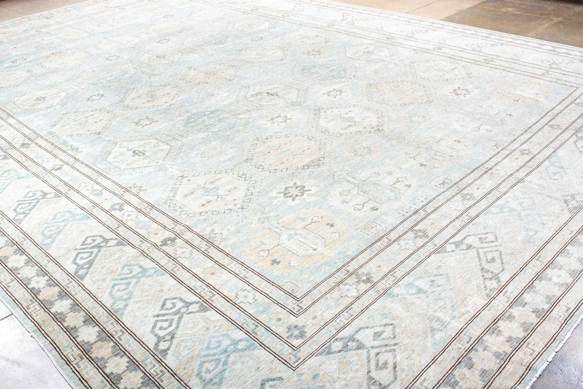 Tapis Sivas ancien avec un champ bleu pâle et un bord à chevrons 1