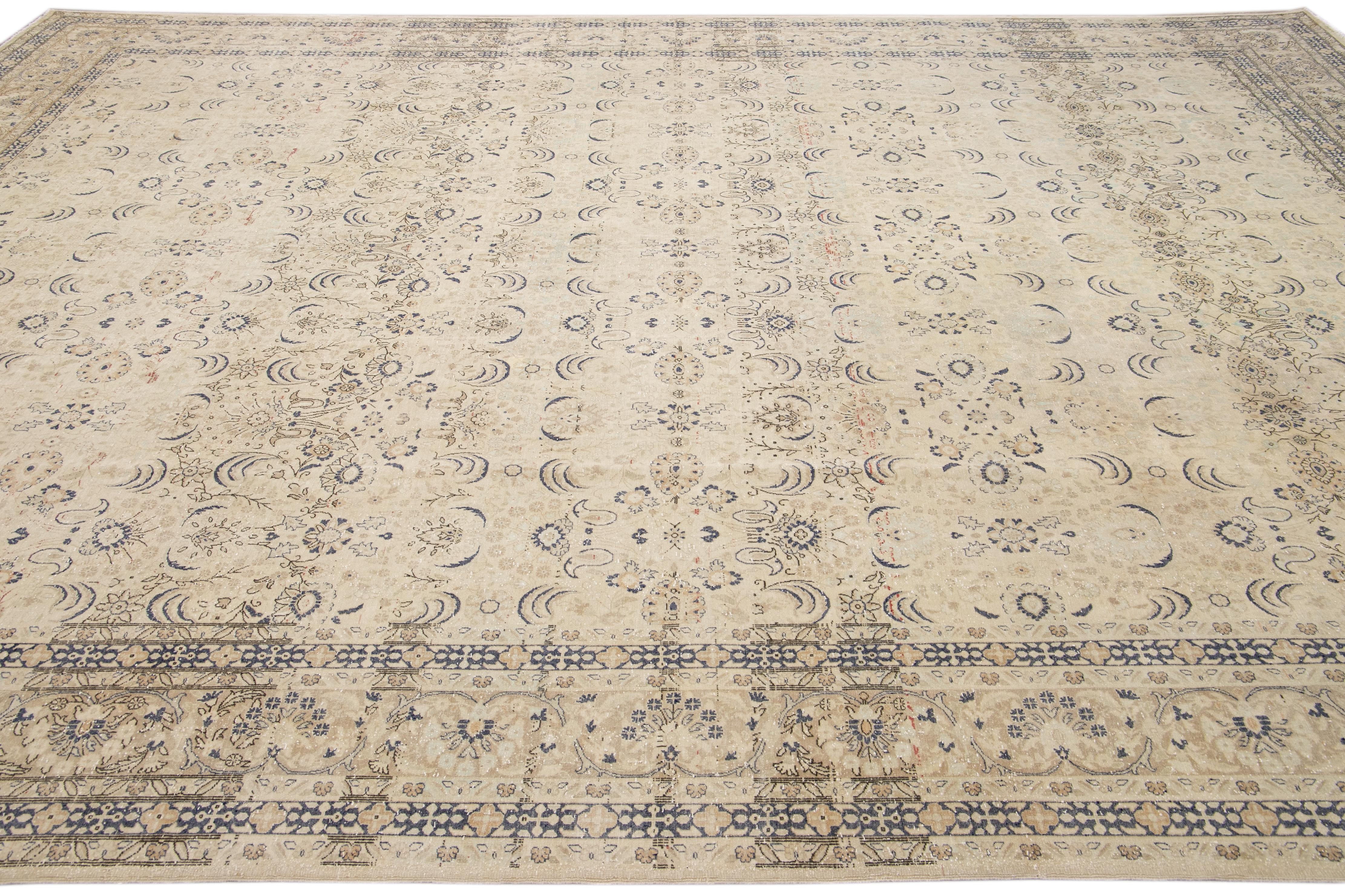 Noué à la main Ancien tapis Sivas en laine beige surdimensionné à motif entièrement recouvert fait à la main en vente