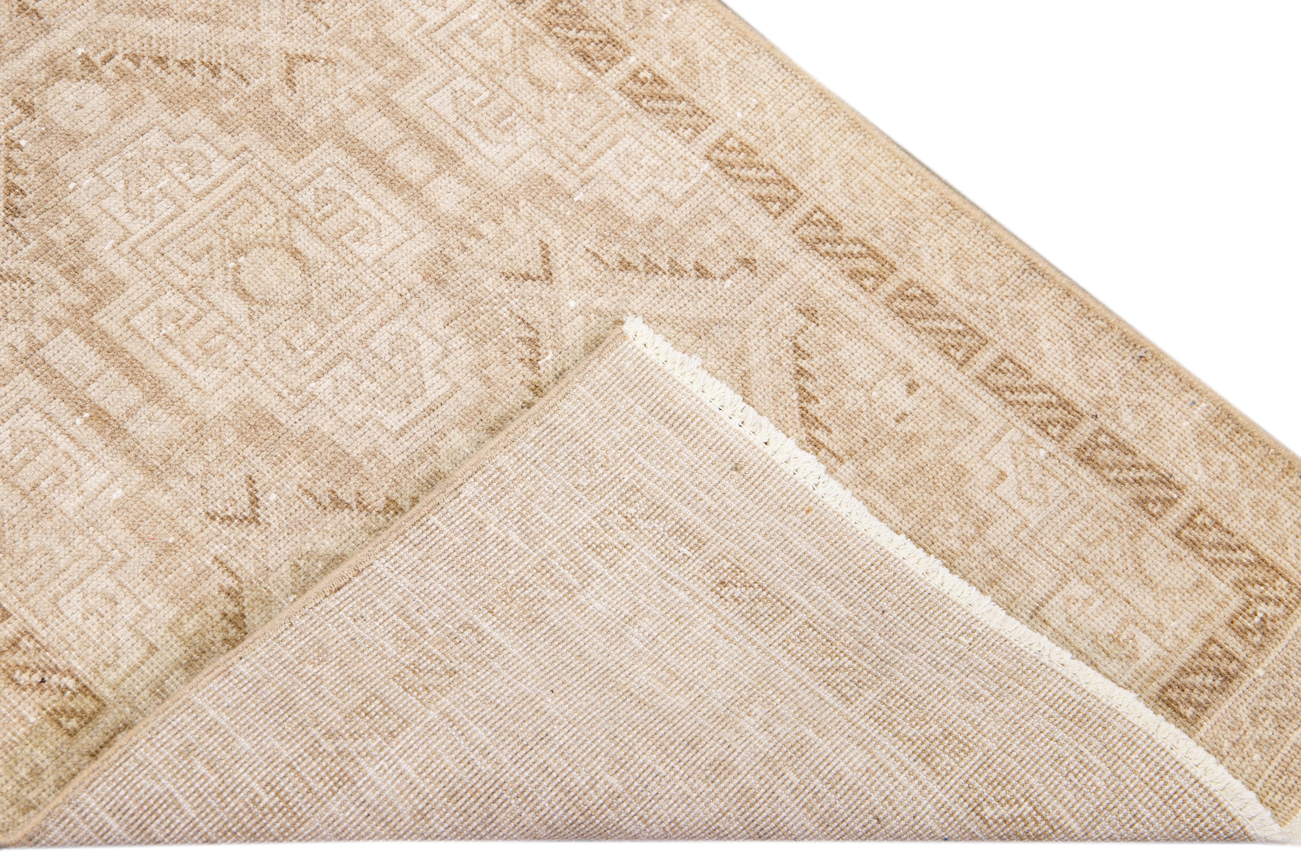 Schöner antiker türkischer Sivas-Läufer mit beigem Feld. Dieses Stück hat einen elfenbeinfarbenen Akzent in einem Allover-Tribal-Muster.

Dieser Teppich misst: 2' x 11'6