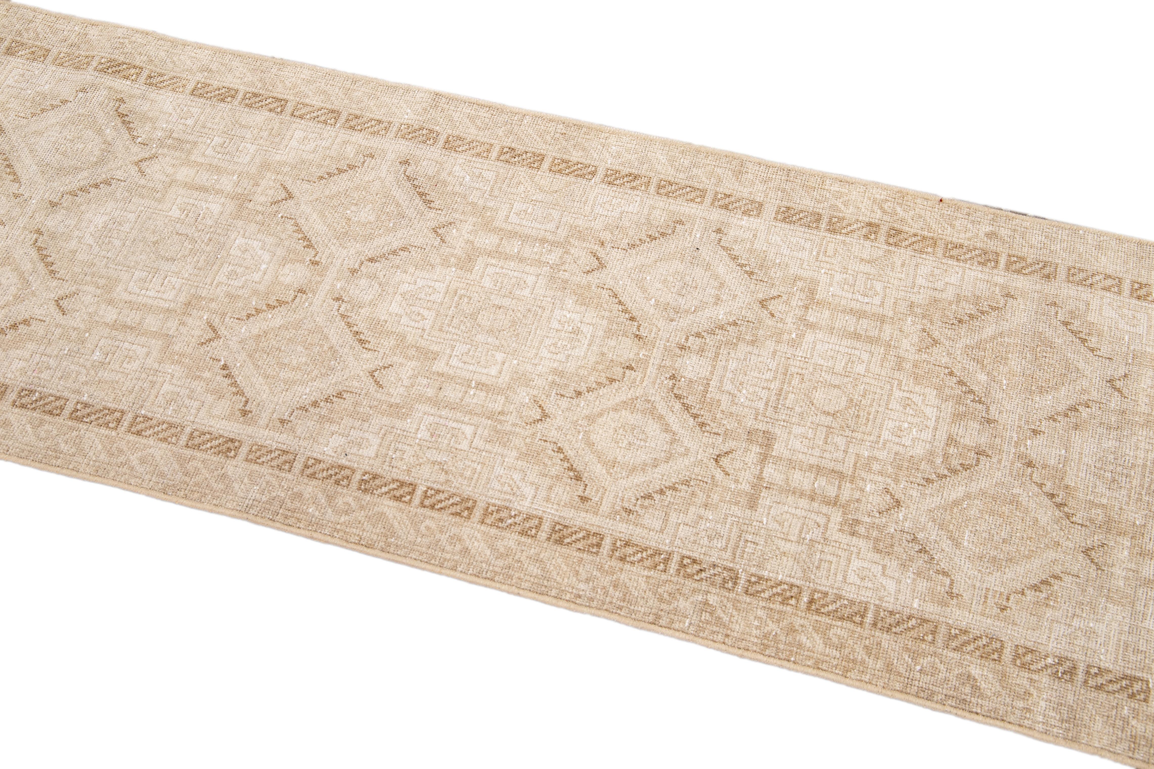 Antiker Sivas handgefertigter Läufer aus beiger Wolle mit Allover-Motiv in Beige im Zustand „Hervorragend“ im Angebot in Norwalk, CT