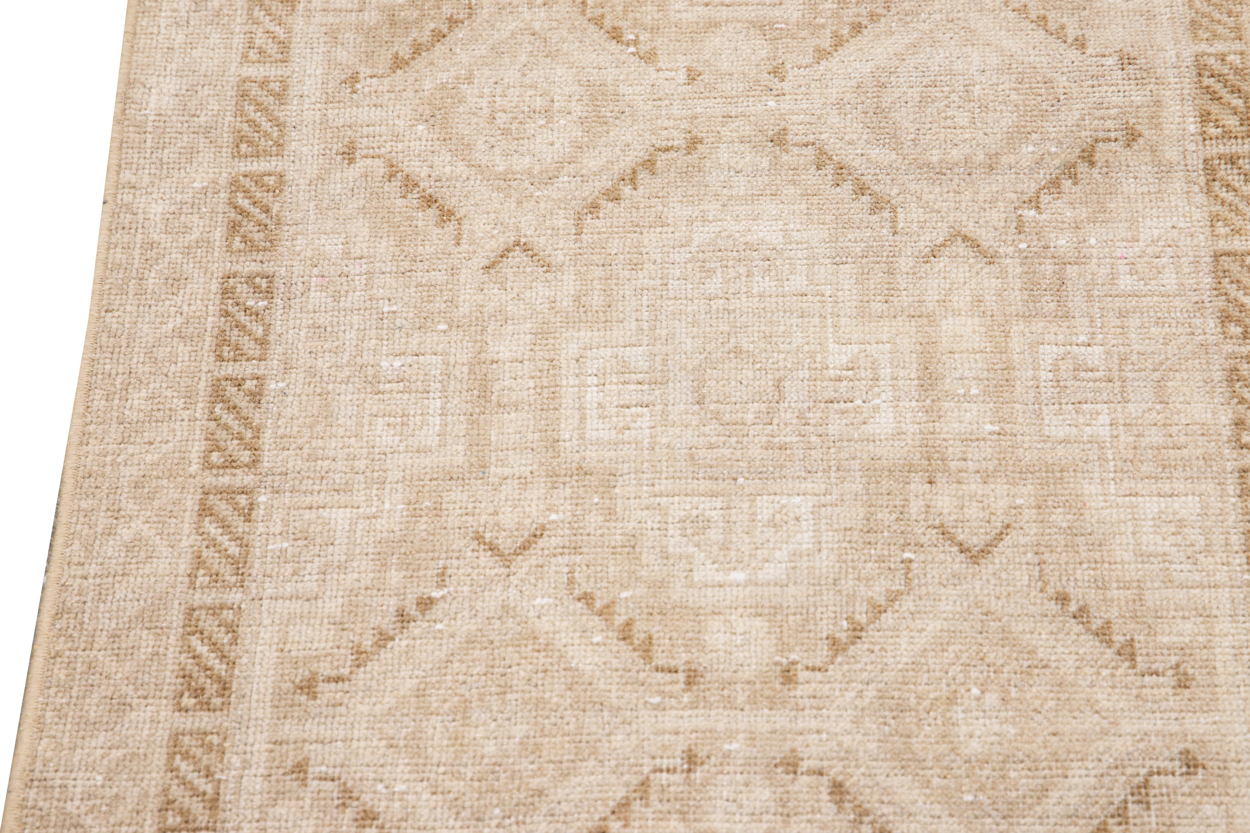 Antiker Sivas handgefertigter Läufer aus beiger Wolle mit Allover-Motiv in Beige (Frühes 20. Jahrhundert) im Angebot