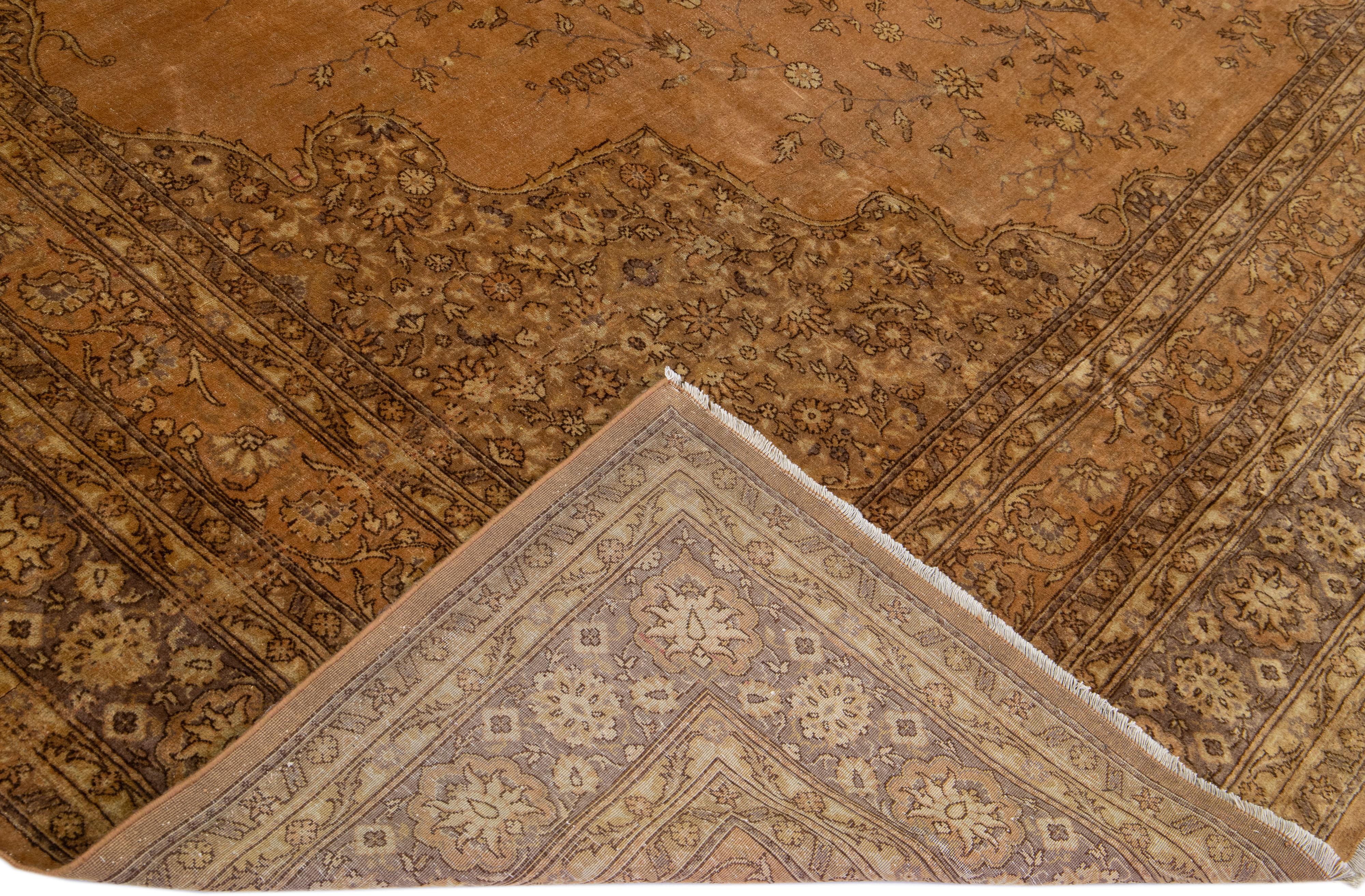 Magnifique tapis Sivas en laine nouée à la main avec un champ brun. Cette pièce a un cadre de couleur grise et des accents dans un magnifique motif floral classique en médaillon. 

Ce tapis mesure : 11'8