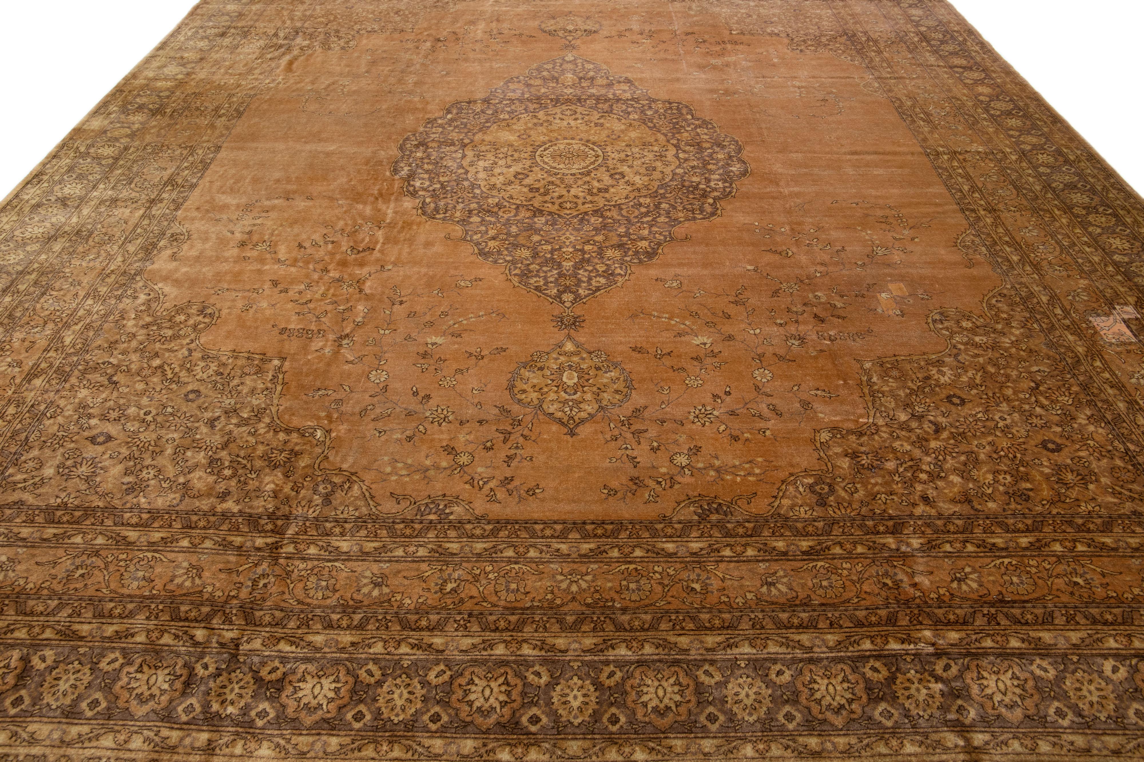 Islamique Ancien tapis Sivas en laine marron à motif de médaillon fait à la main en vente