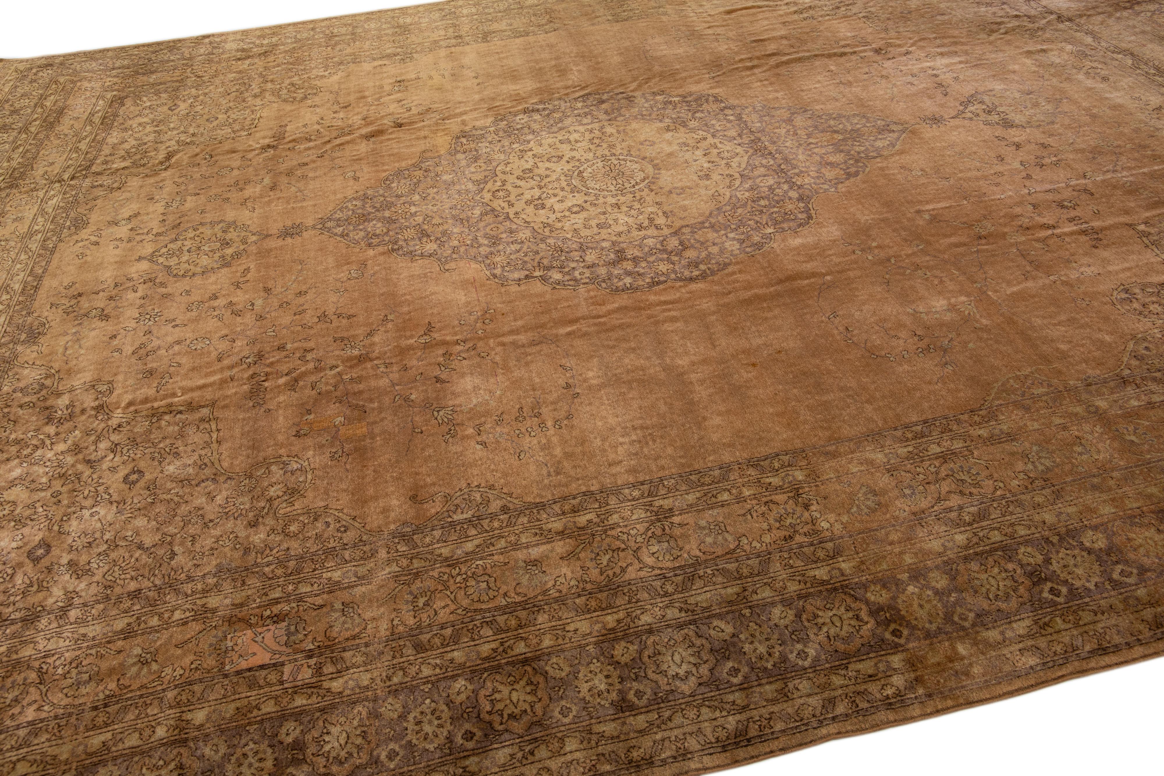 Ancien tapis Sivas en laine marron à motif de médaillon fait à la main Bon état - En vente à Norwalk, CT