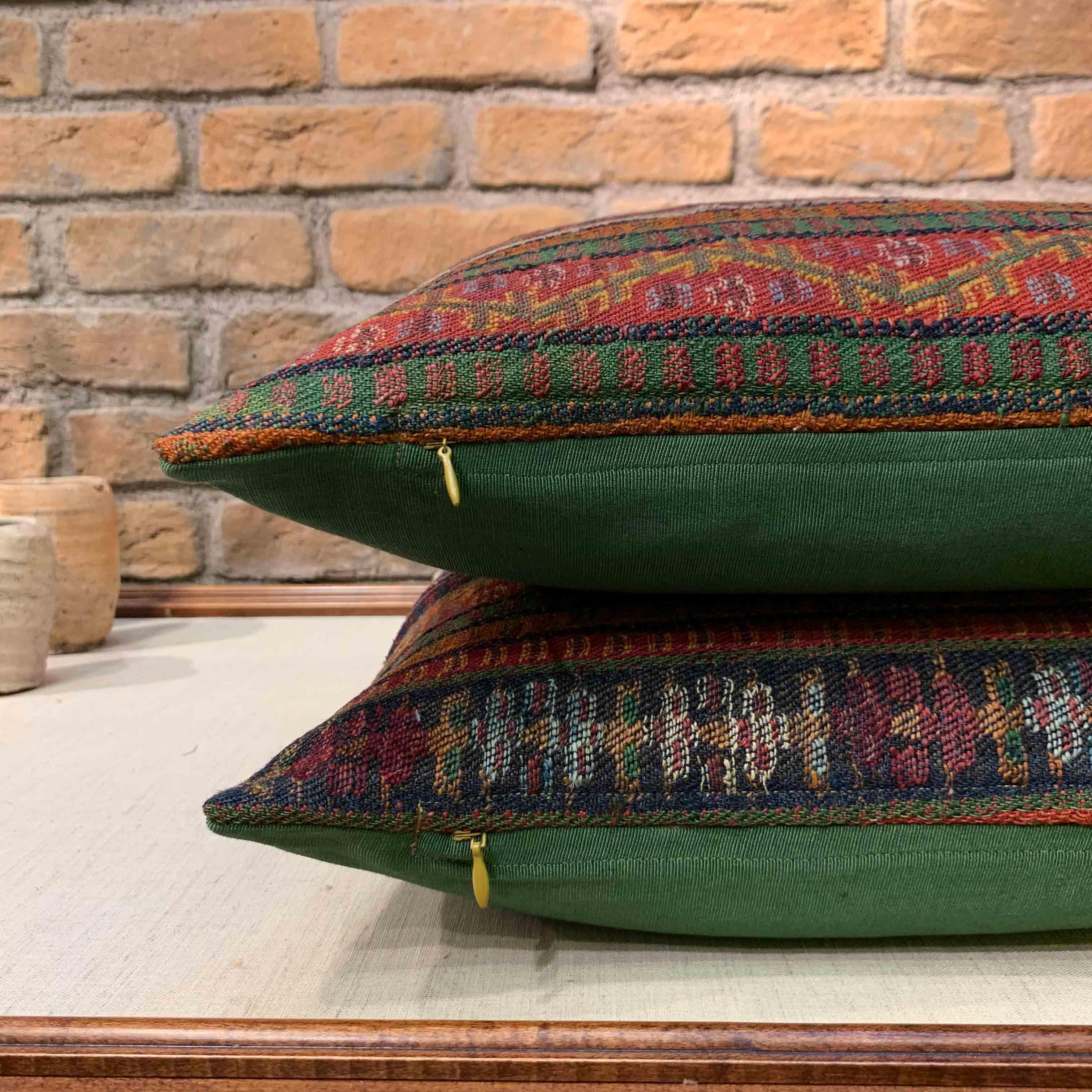 Fabriquées à partir de laine tissée à la main au XIXe siècle, utilisée autrefois comme ceinture dans les vêtements des femmes de la région, ces couvertures offrent un rare aperçu des traditions vestimentaires de Sivas, une région anatolienne de la