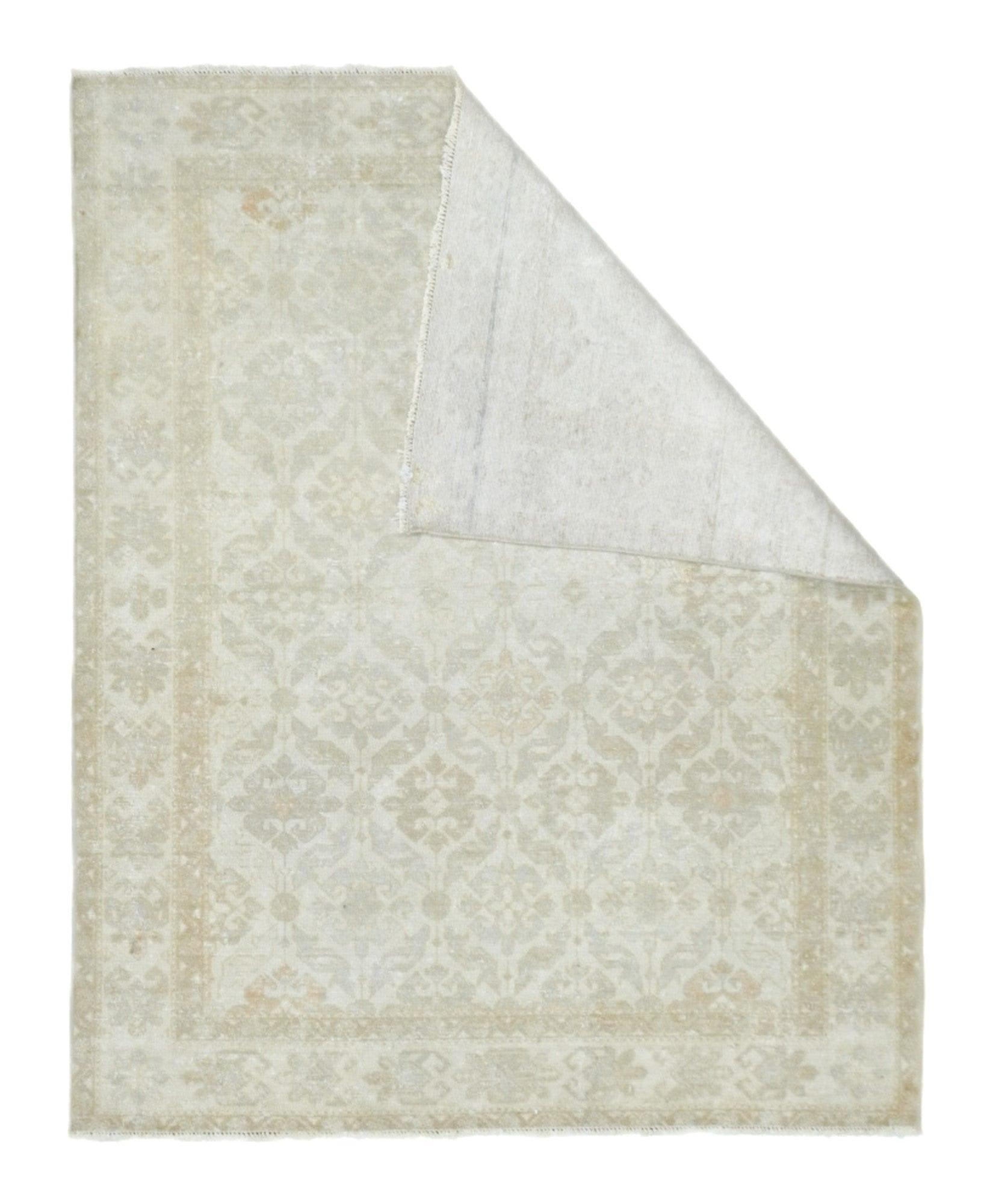 Antiker Sivas-Teppich 3'4'' x 4'2''. Die handelsüblichen zimmergroßen Teppiche und Streuteppiche mit mittlerer Knüpfung und präziser Zeichnung stammen aus Werkstätten in der ostanatolischen Stadt Sivas. Das 