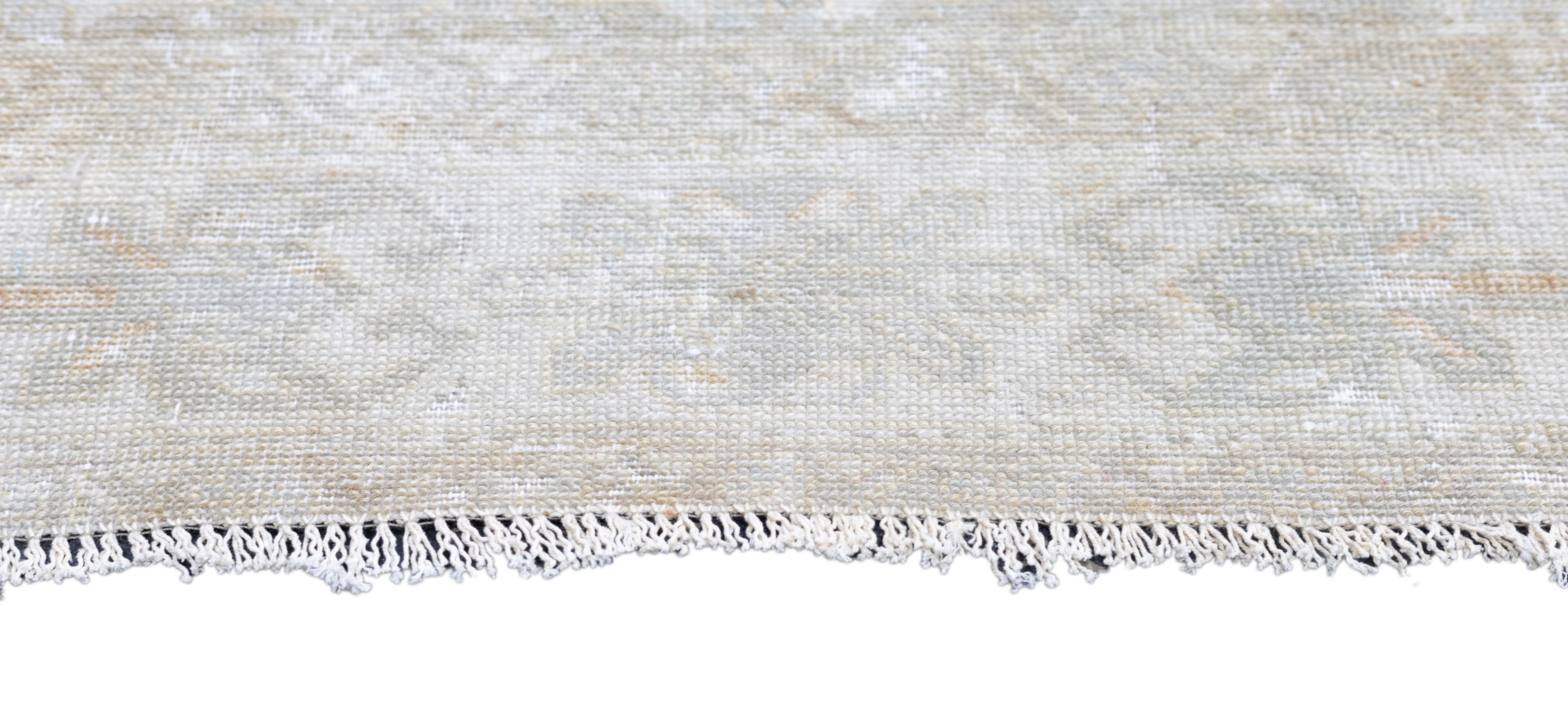 Antiker Sivas-Teppich 3'4'' x 4'2'' (20. Jahrhundert) im Angebot
