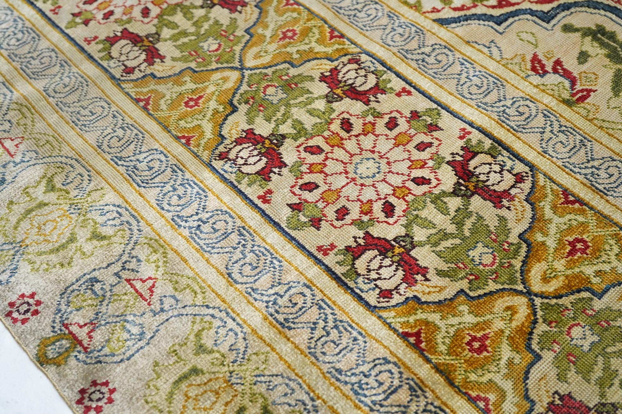 Türkischer Sivas-Teppich aus Seide, 18. Jahrhundert  im Angebot 1