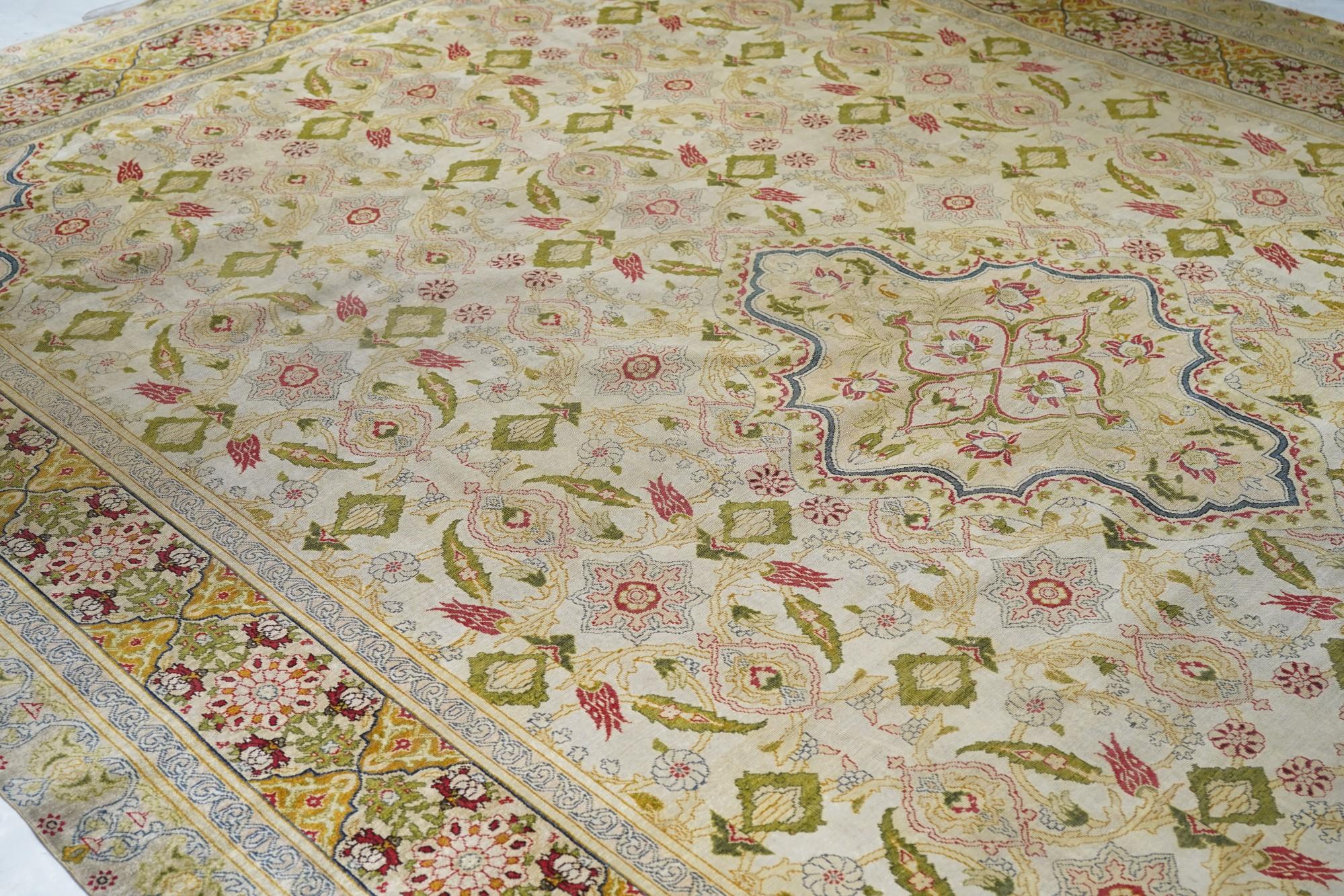 Türkischer Sivas-Teppich aus Seide, 18. Jahrhundert  im Angebot 3