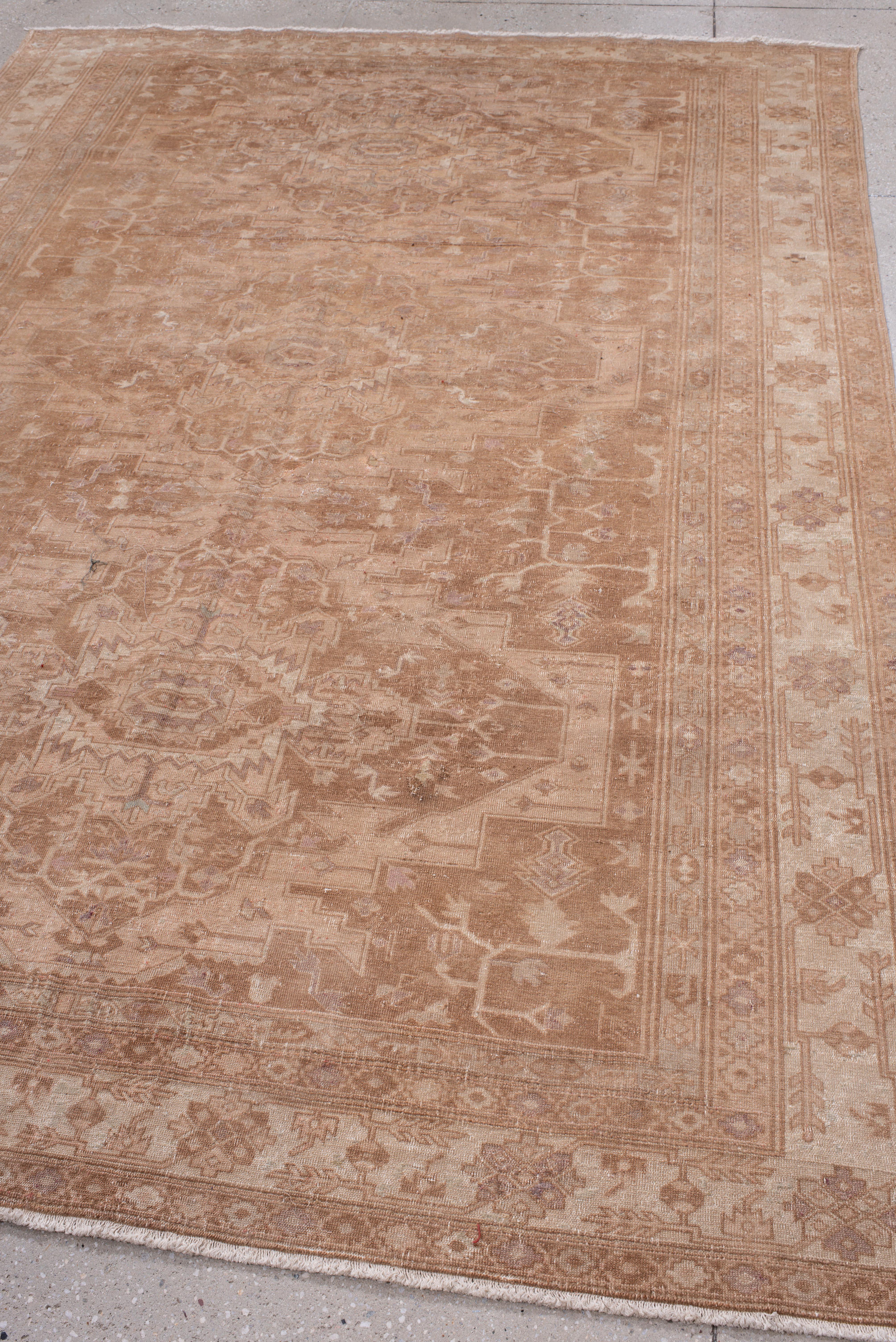 Antique Sivas Rug blush medallion on faded rose field In Good Condition For Sale In New York, NY