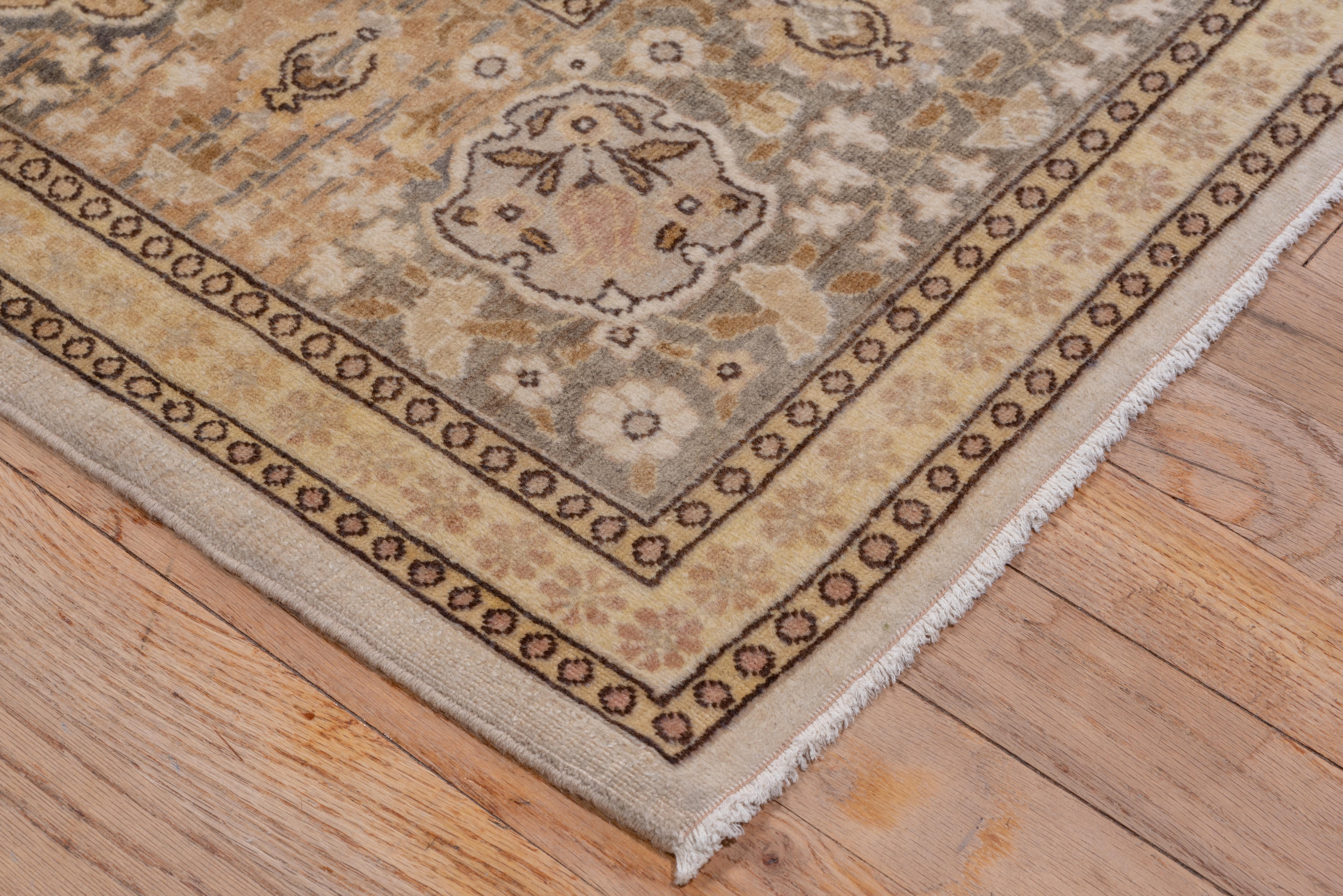 Antique Sivas Rug, Ivory Field In Good Condition For Sale In New York, NY