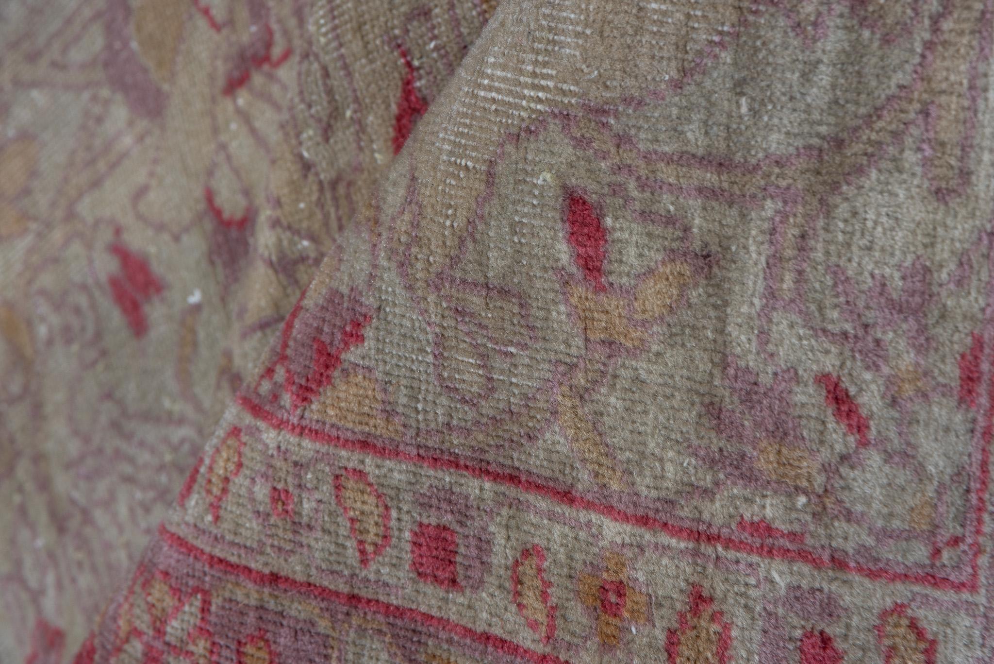 Dieser 7,6 x 10,0 große Sivas-Teppich ist ein Beispiel für die zarte Feinheit der türkischen Webtradition. Die weiche, antike Patina dieses Stücks sorgt für eine unaufdringliche Eleganz, mit einem fein detaillierten Design in gedämpften