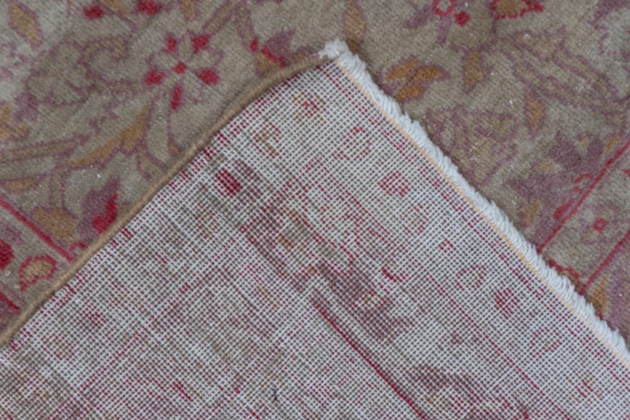 Antiker Sivas-Teppich mit detailliertem Medaillon und beigefarbenen Tönen (Oushak) im Angebot