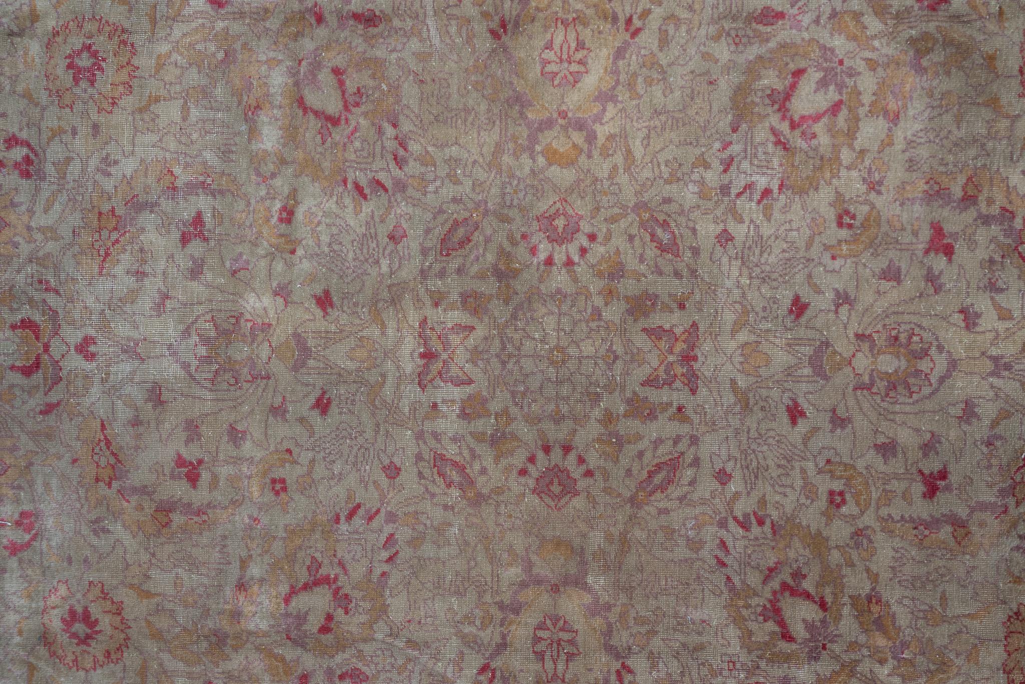 Antiker Sivas-Teppich mit detailliertem Medaillon und beigefarbenen Tönen (20. Jahrhundert) im Angebot
