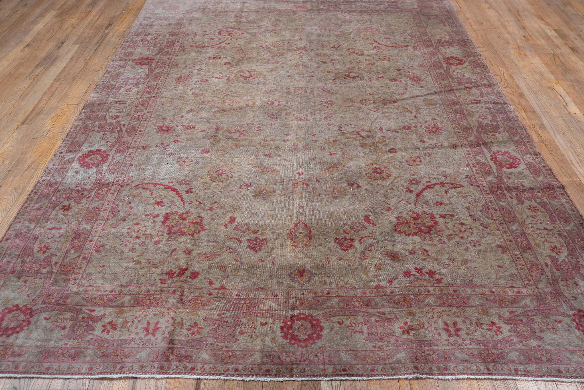 Antiker Sivas-Teppich mit detailliertem Medaillon und beigefarbenen Tönen (Wolle) im Angebot
