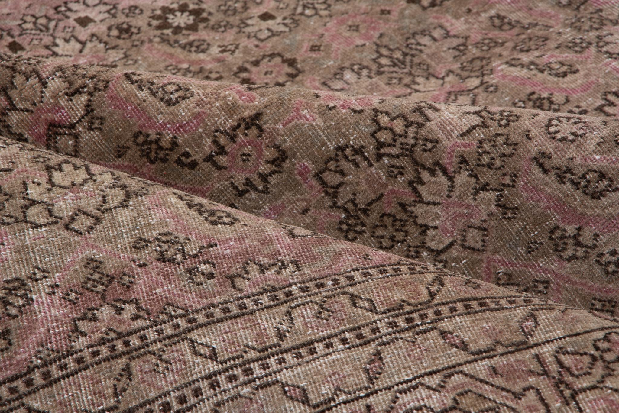 Dieser antike Sivas-Teppich zeichnet sich durch ein florales Muster in sanften Beige- und Lila-Tönen aus.