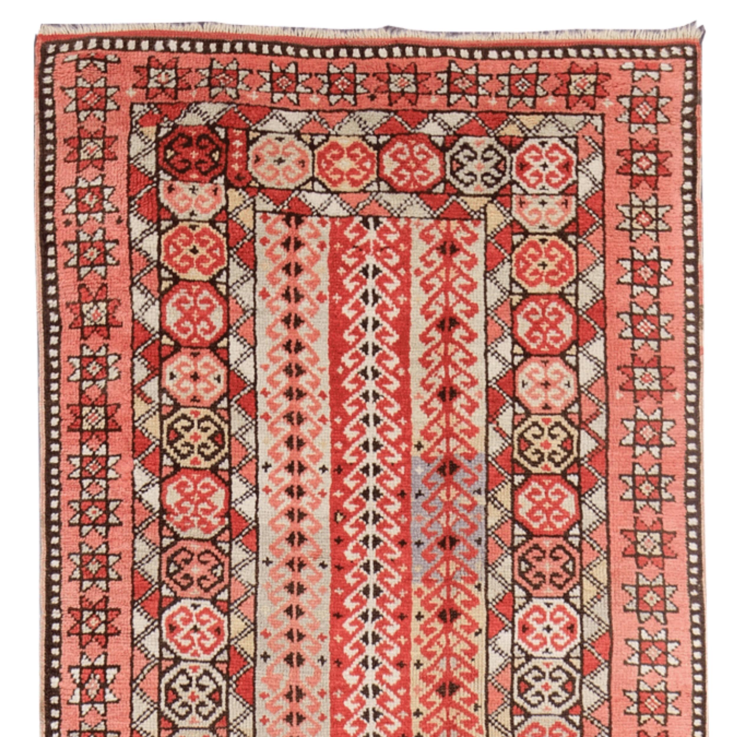 Questo antico runner di Sivas è un elegante esempio di tessitura tradizionale turca. Realizzato a mano dai maestri artigiani della regione di Sivas, questo runner aggiungerà calore e carattere ai tuoi spazi grazie alle sue caratteristiche estetiche