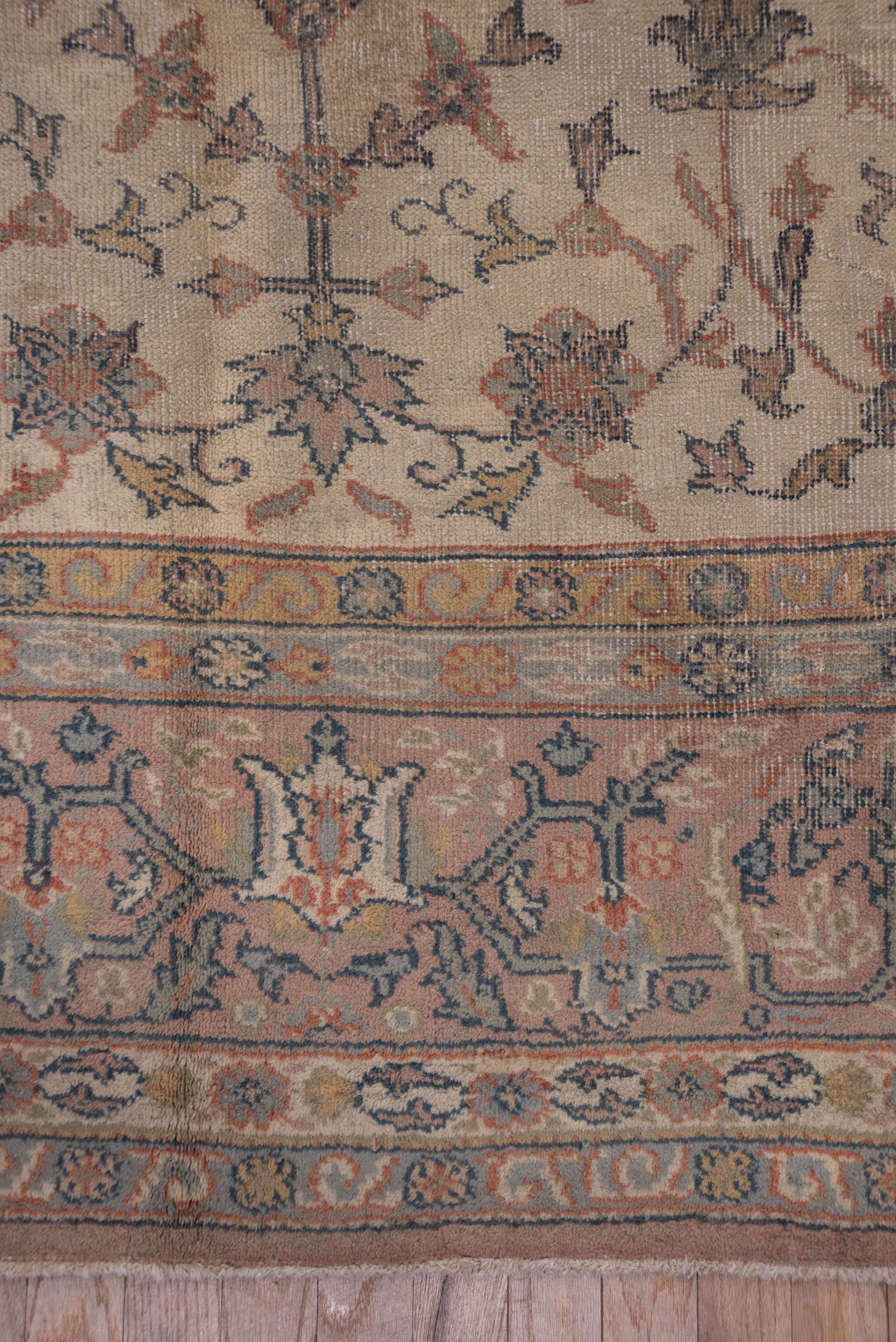 Antike Sivas mit zentralem Medaillon im Zustand „Hervorragend“ im Angebot in New York, NY