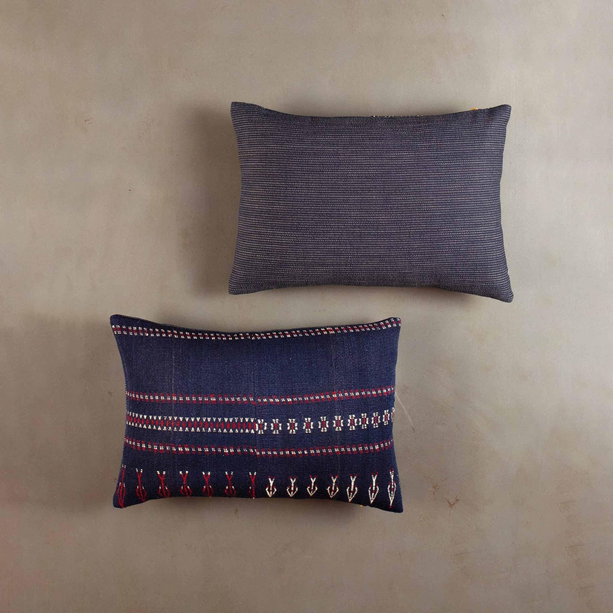 Tissée dans la province de Sivas, dans l'est de la Turquie, au début du XXe siècle, cette paire de housses de coussin en laine tissée à la main témoigne de l'art raffiné des textiles anatoliens. Le dessin présente de délicats motifs géométriques et