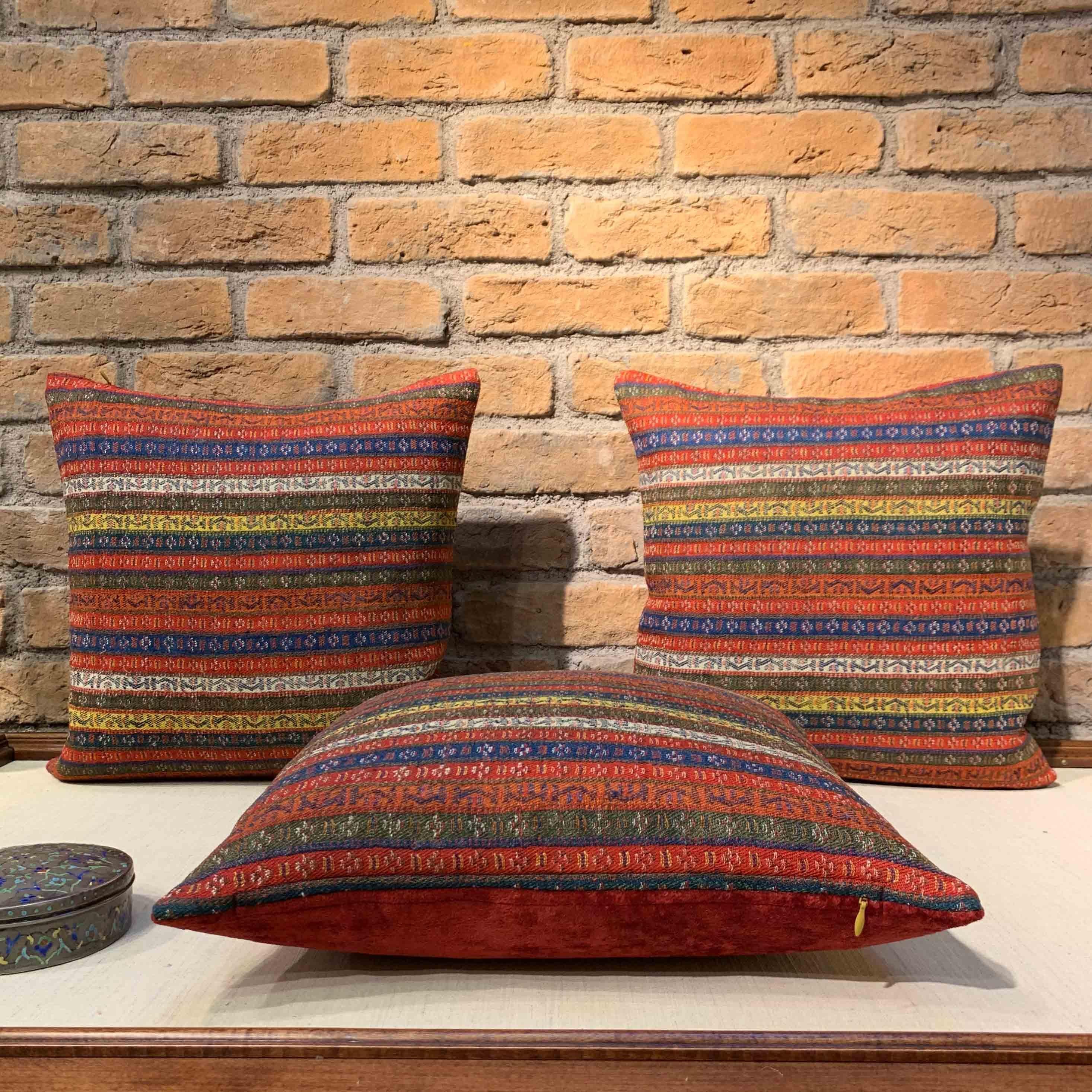 Fabriquées à partir de laine tissée à la main au XIXe siècle, utilisée autrefois comme ceinture dans les vêtements des femmes de la région, ces couvertures offrent un rare aperçu des traditions vestimentaires de Sivas, une région anatolienne de la