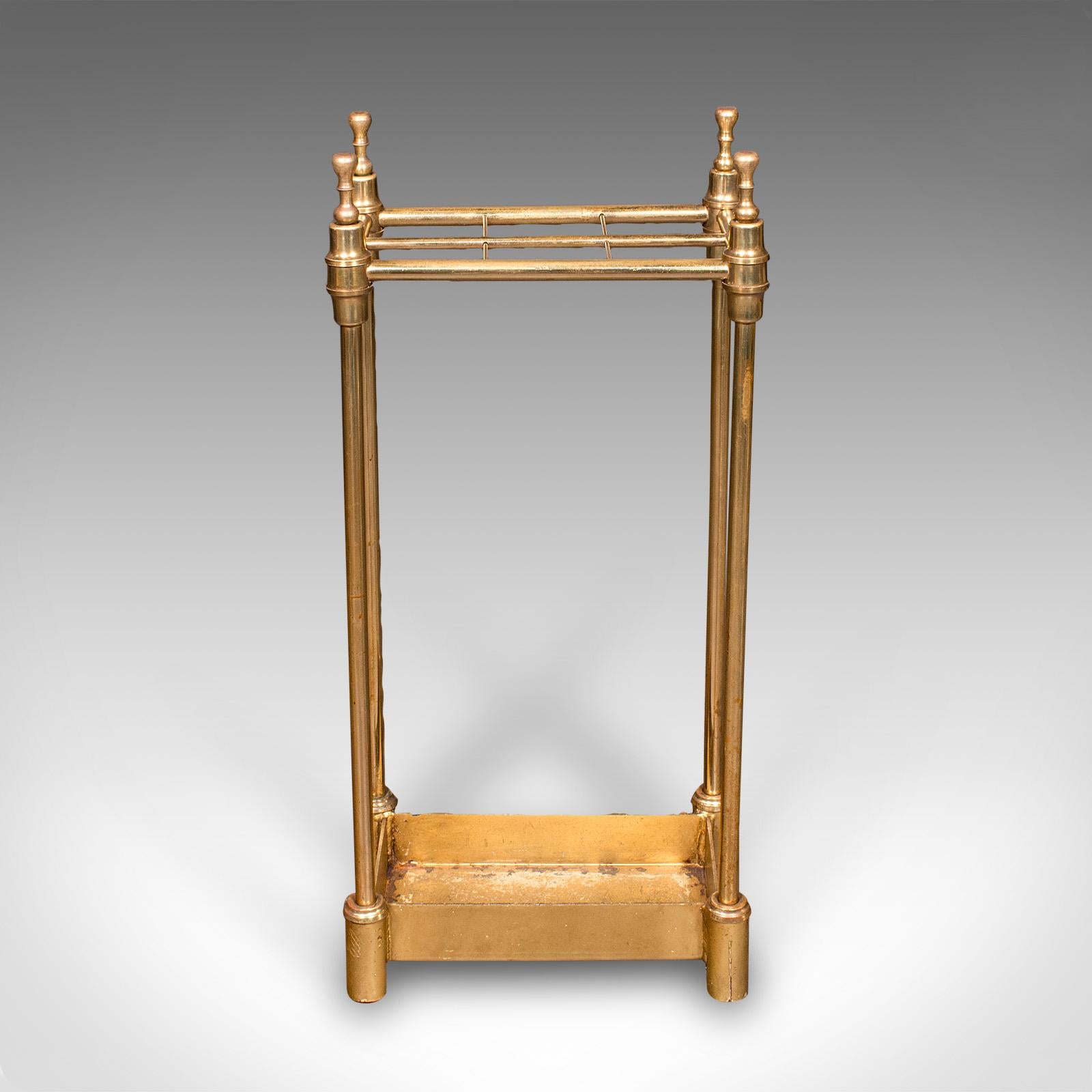 Dies ist ein antiker sechsteiliger Ständer. Ein englischer Schirmständer aus Messing für ein Büro oder eine Empfangshalle aus der Edwardianischen Zeit um 1910. Mit seinem Charme und seiner robusten Form eignet sich dieses praktische Möbelstück