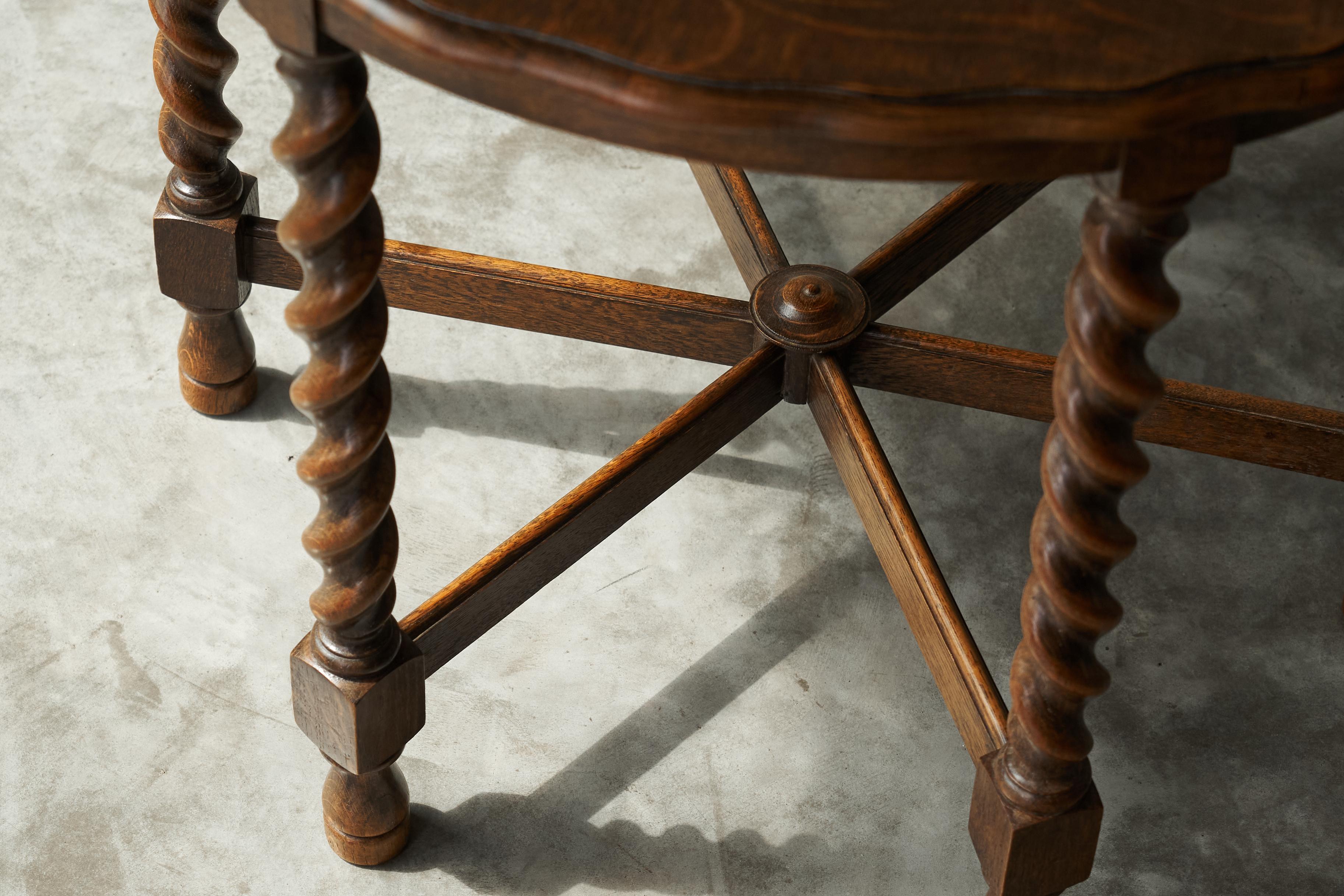Antique Six Legged Side or Gueridon Table in Expressive Oak with Scalloped Top In Good Condition In Meer, VAN