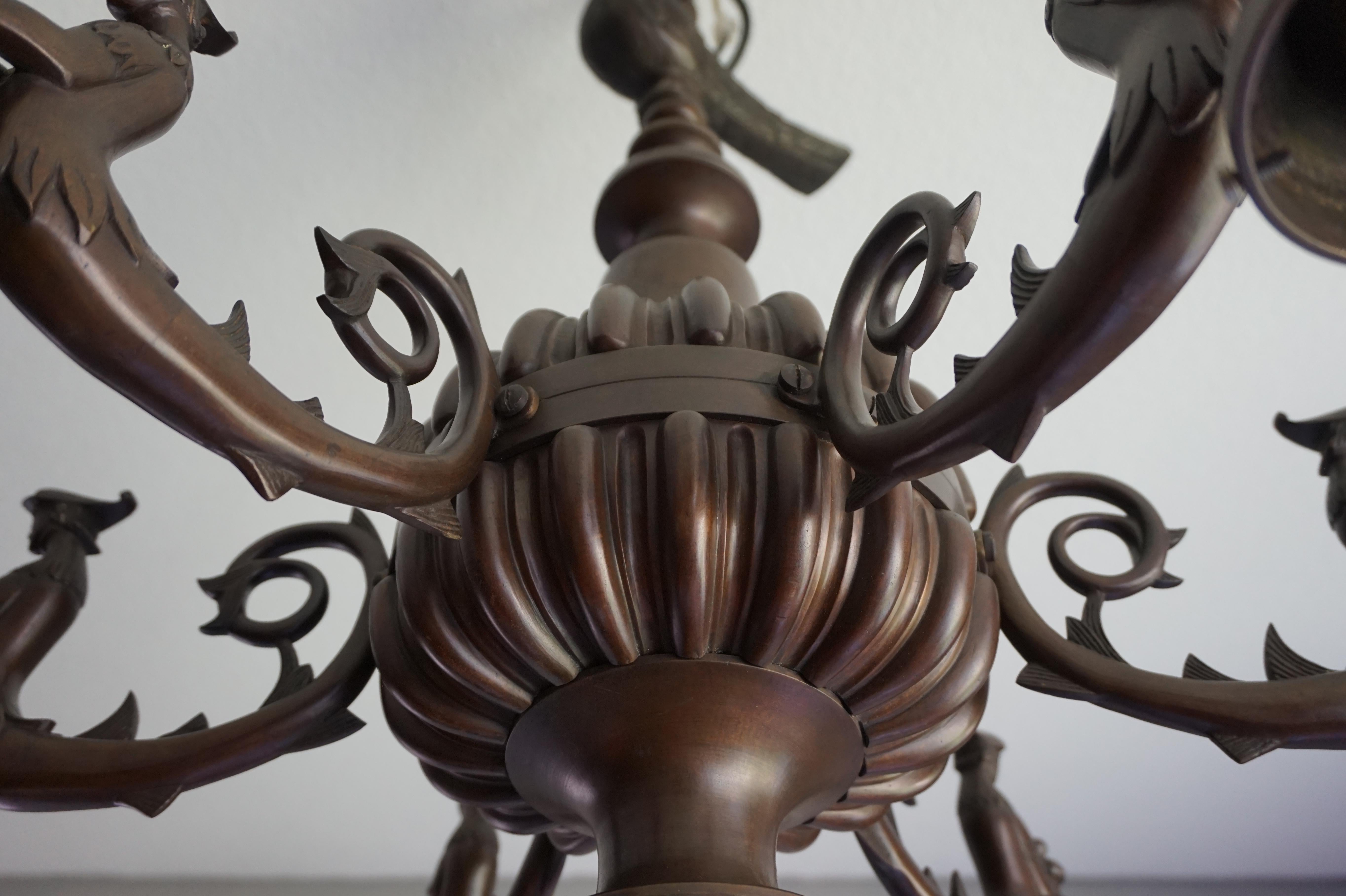 Großer sechsflammiger Bronze-Kronleuchter mit Folkore- oder Zobel-Hybrid-Gardero-Skulpturen (Arts and Crafts) im Angebot