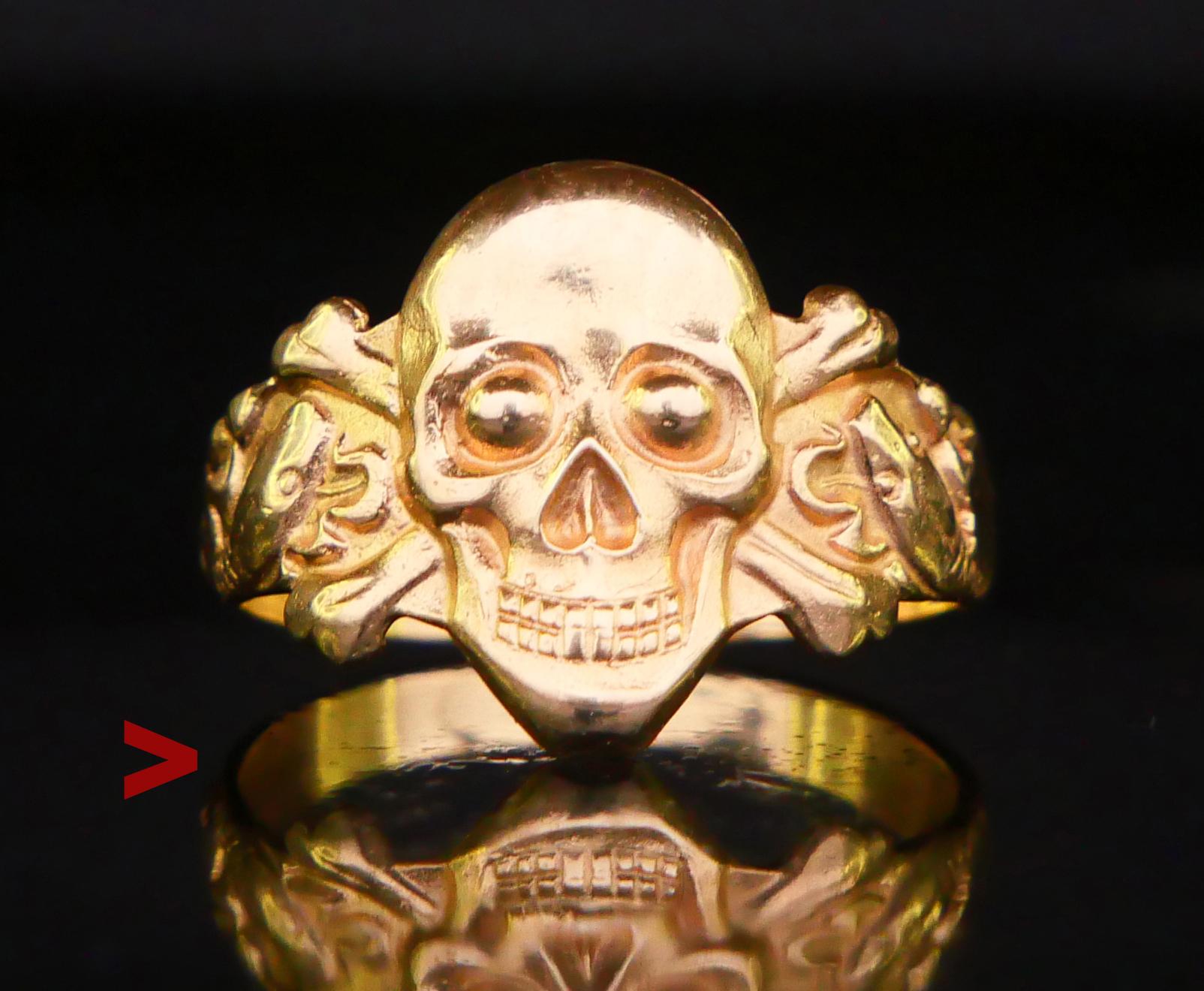 ϟiignet Ring for Men in solid 18K Yellow Gold decorated with Skull and Crossbones, oak leaves and coiled snakes on the shoulders. European, maybe German type of Totenkopf ring, hand - made ca. 1900s - 1930s. Rings of similar designs were popular