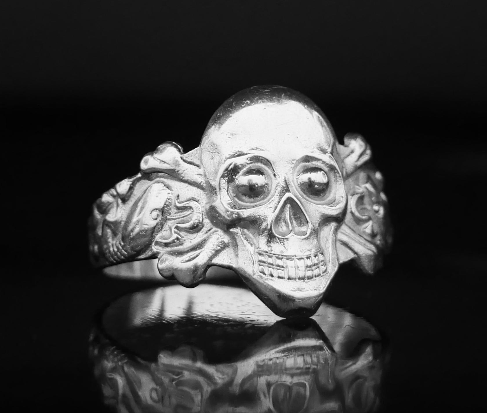 Antique Totenkopf Skull and Crossbones Men Ring solid 18K Gold Ø 11.5 US / 5.4gr For Sale 1