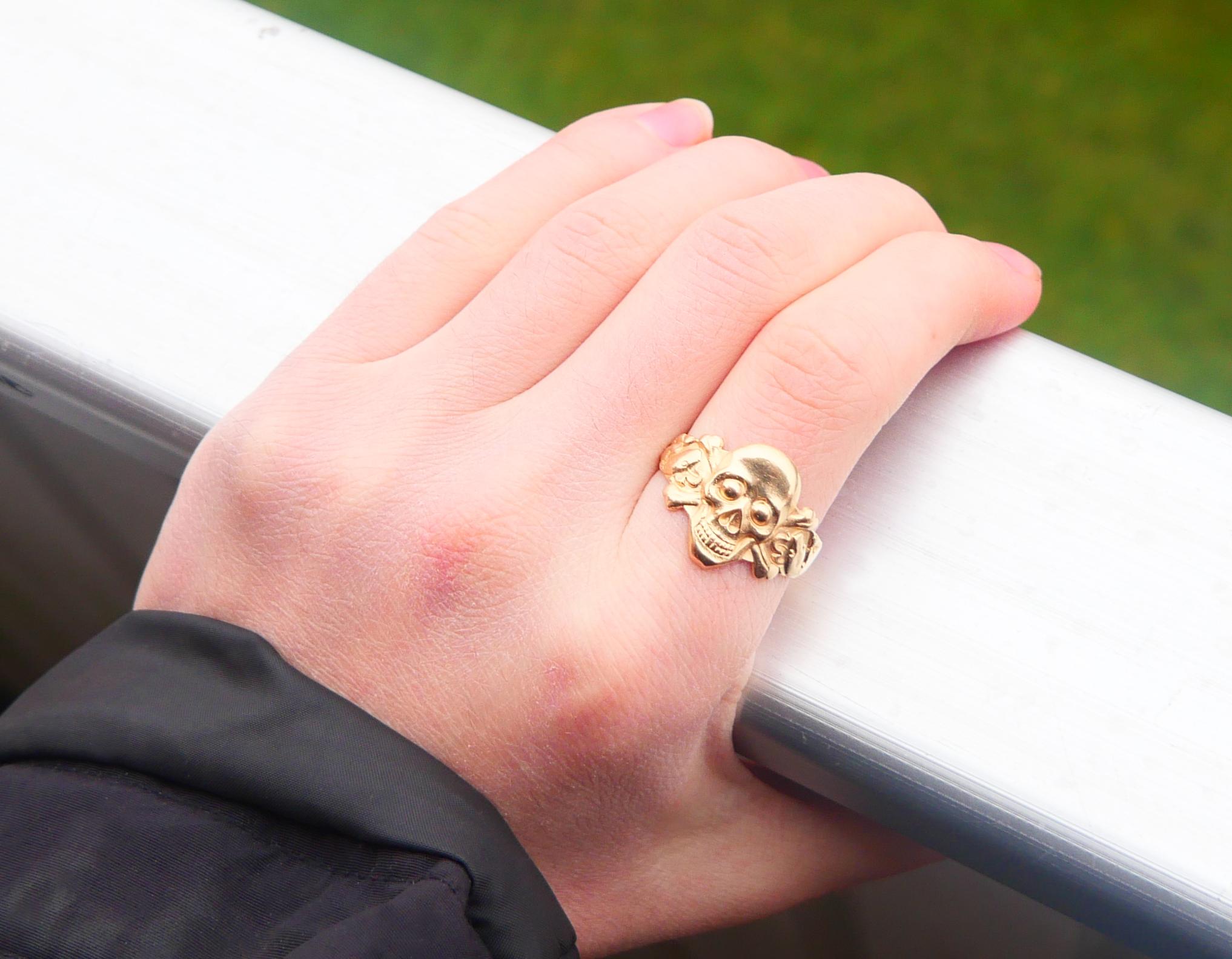 Antique Totenkopf Skull and Crossbones Men Ring solid 18K Gold Ø 11.5 US / 5.4gr For Sale 4