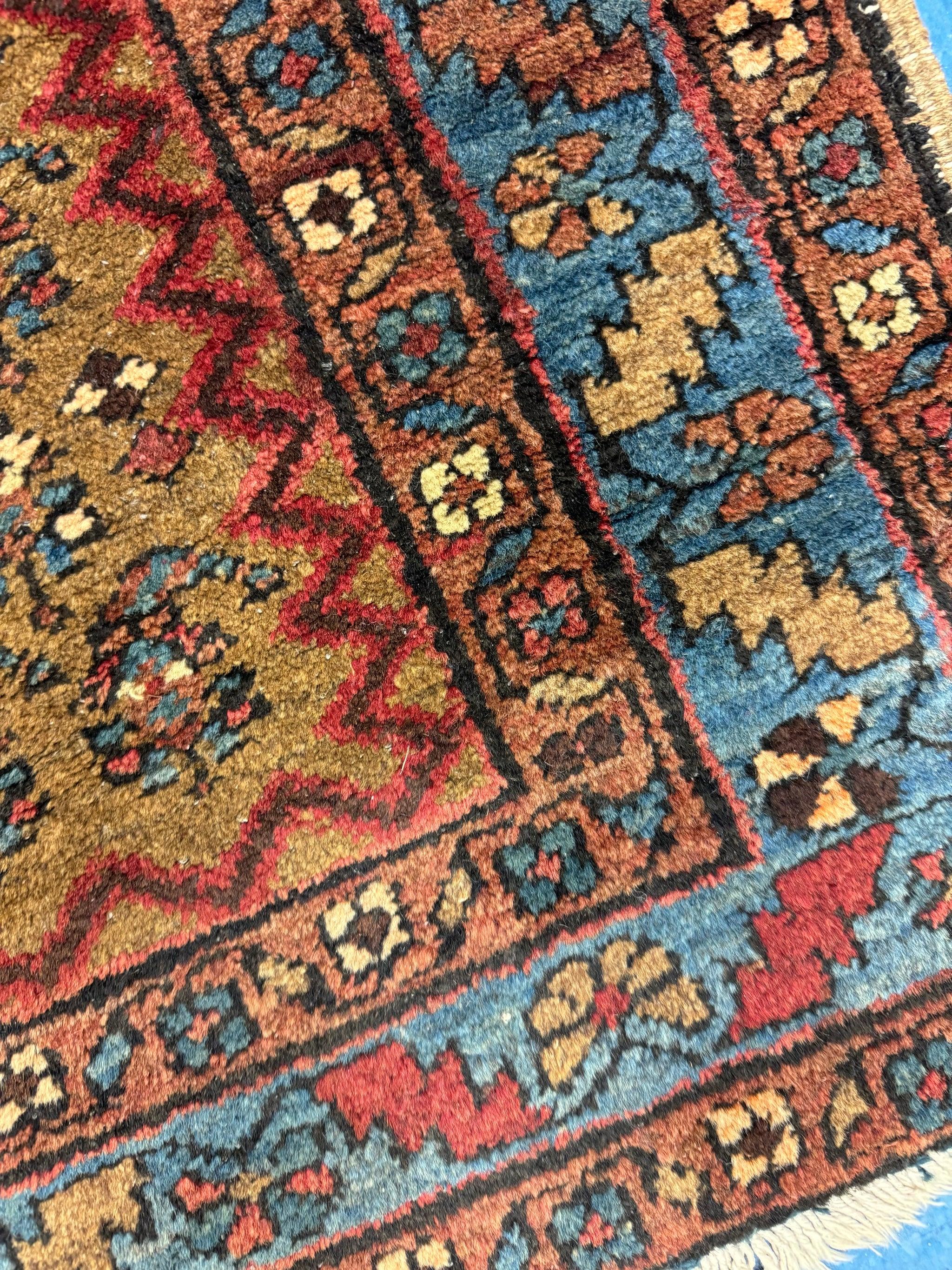 Chemin de table Serab bleu ciel et camel antique  Champ rempli de Boteh avec des poils de laine bio

A propos : Fantastique palette de couleurs bleu ciel et camel, c'est la fameuse palette de couleurs des pièces très recherchées de bakshaish - il