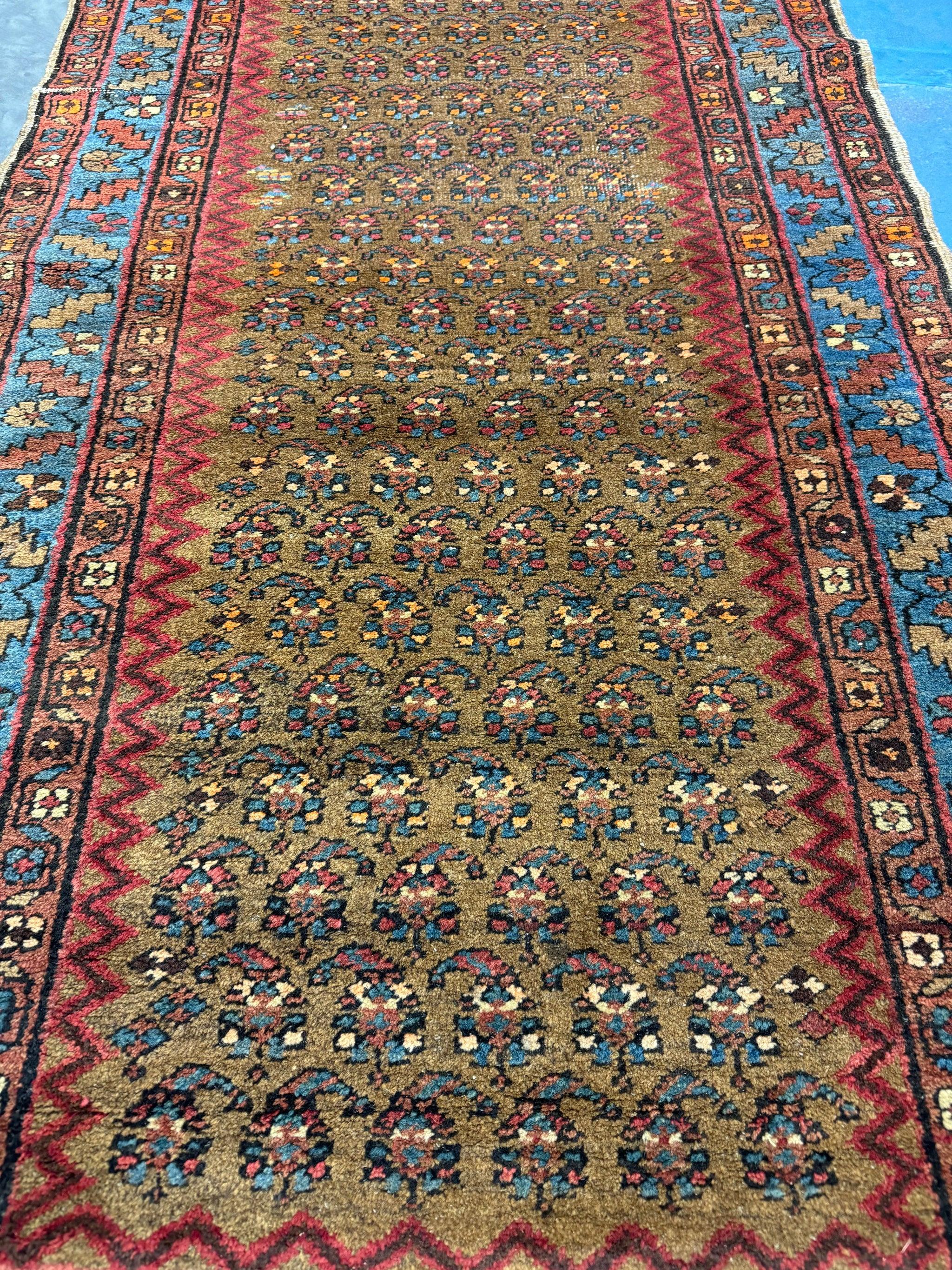 Noué à la main Chemin de table antique bleu ciel et camel, A.I.C., c. 1920-30's en vente