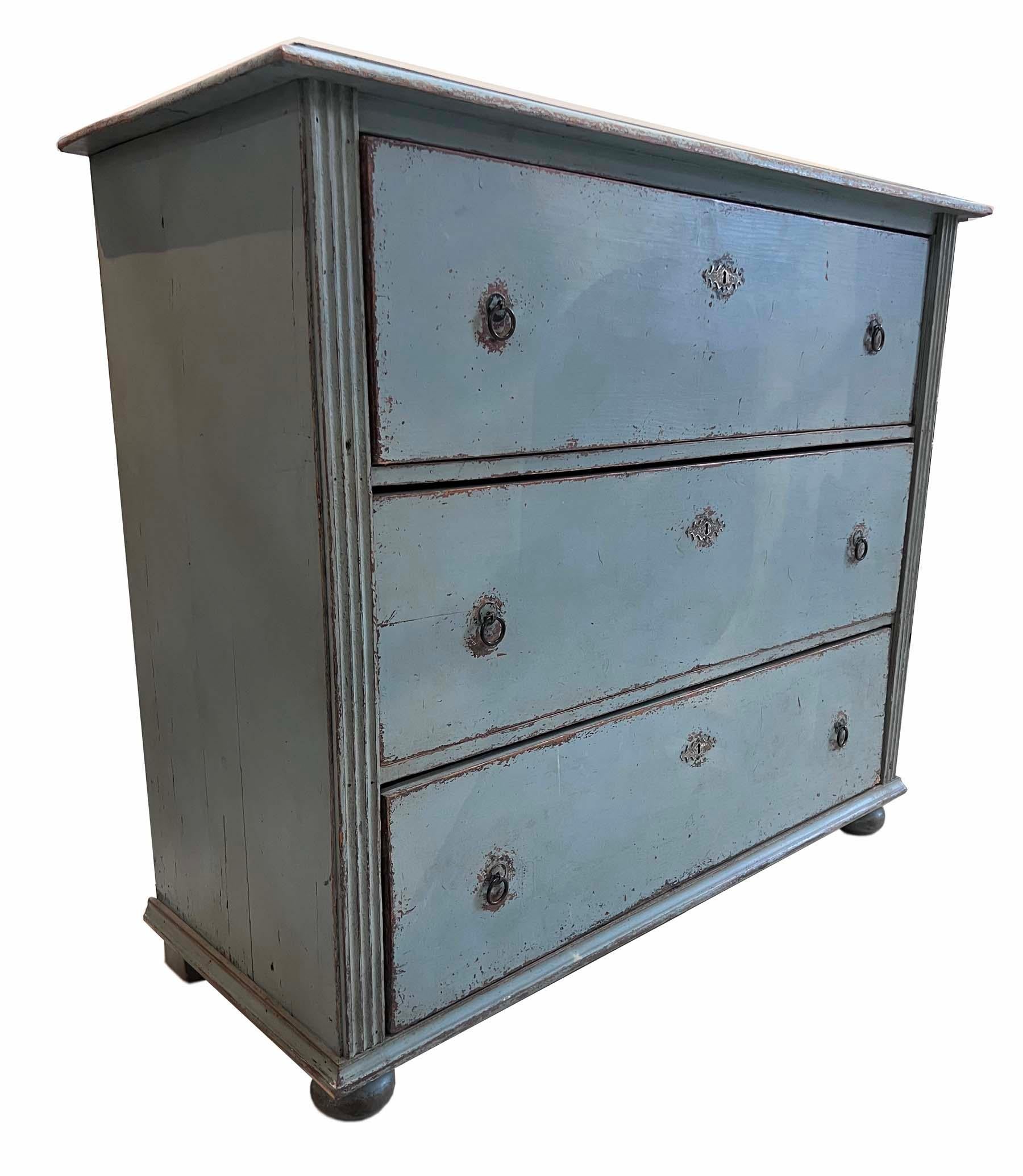 Cómoda antigua azul cielo en venta 4