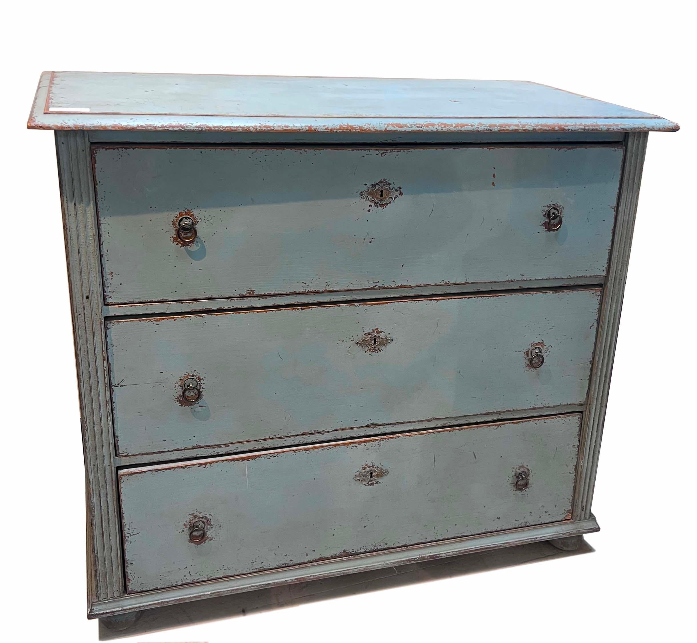 Preciosa cómoda antigua, hecha a mano hacia 1890. Juntas de cola de milano hechas a mano en las uniones delanteras y traseras de los cajones. Cada cajón es profundo y ancho. Muy alta, con 45 pulgadas, esta cómoda está en muy buen estado, con un
