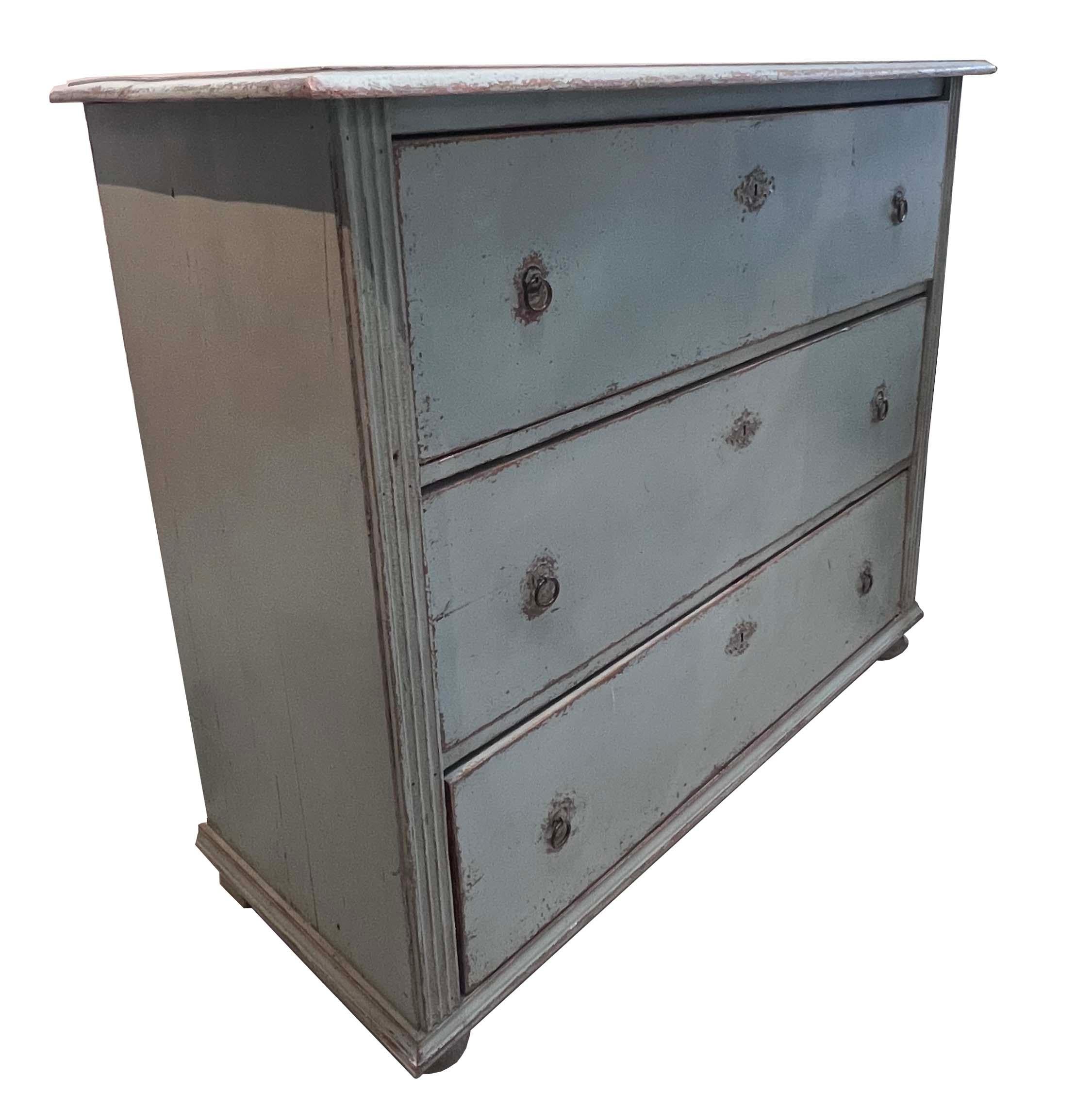 Cómoda antigua azul cielo Hecho a mano en venta