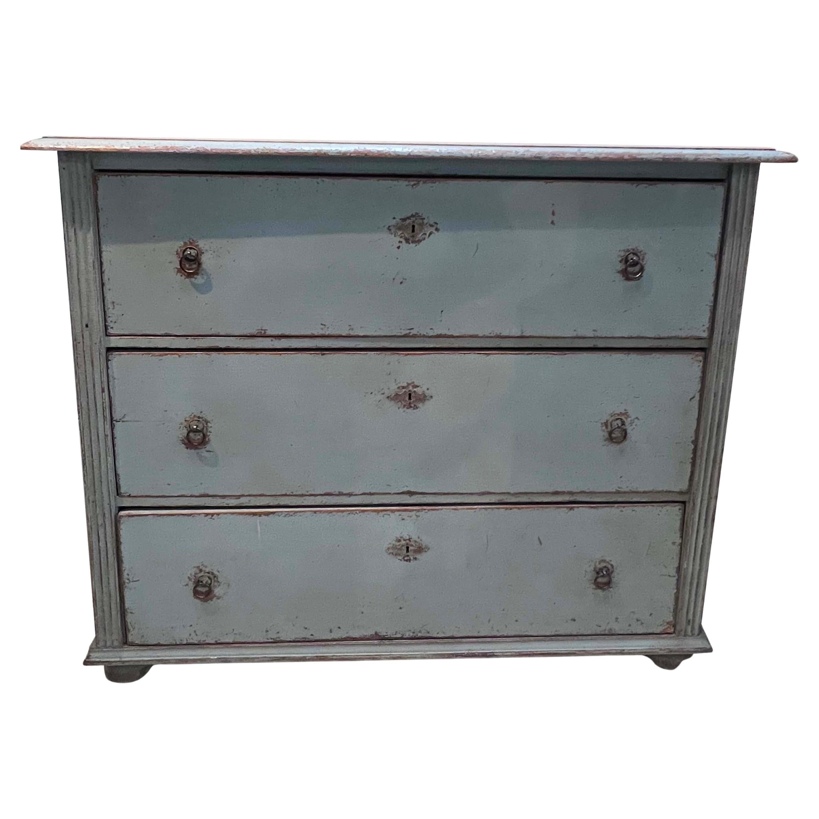 Cómoda antigua azul cielo en venta