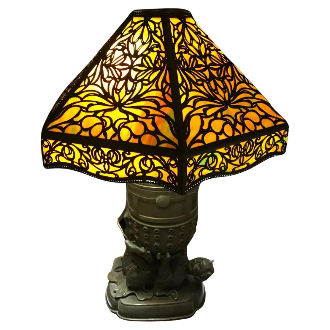 Antike Tischlampe aus Schlackenglas - W5820

Dies ist eine antike unsignierte Schlackenglas-Tischlampe aus den frühen 1900er Jahren. Dieser Schirm ist in gutem Zustand mit wenigen Rissen im Glas. Diese Risse sind alle stabil und unbeweglich, robust