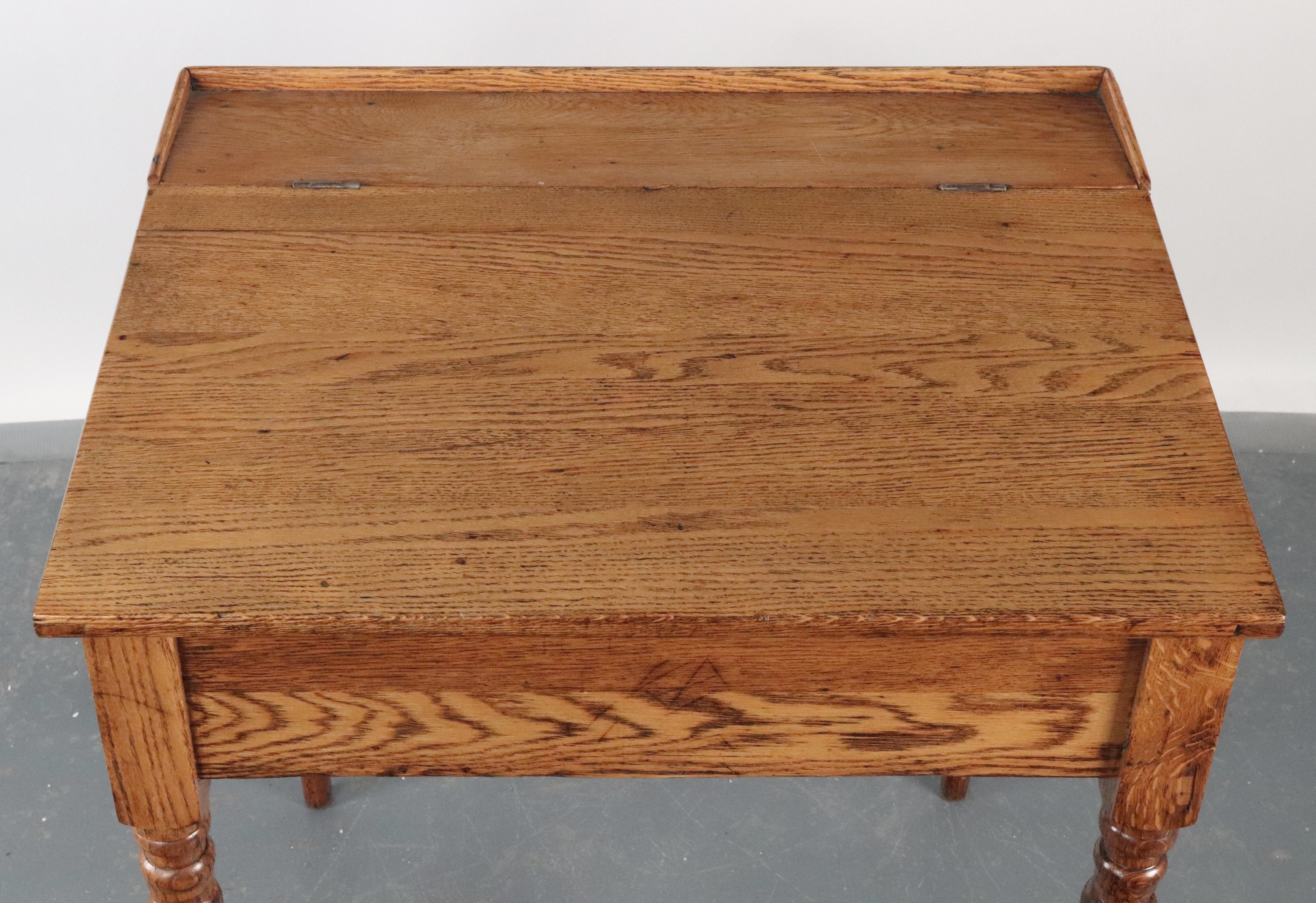 Bureau ancien en châtaignier à plateau incliné en vente 4