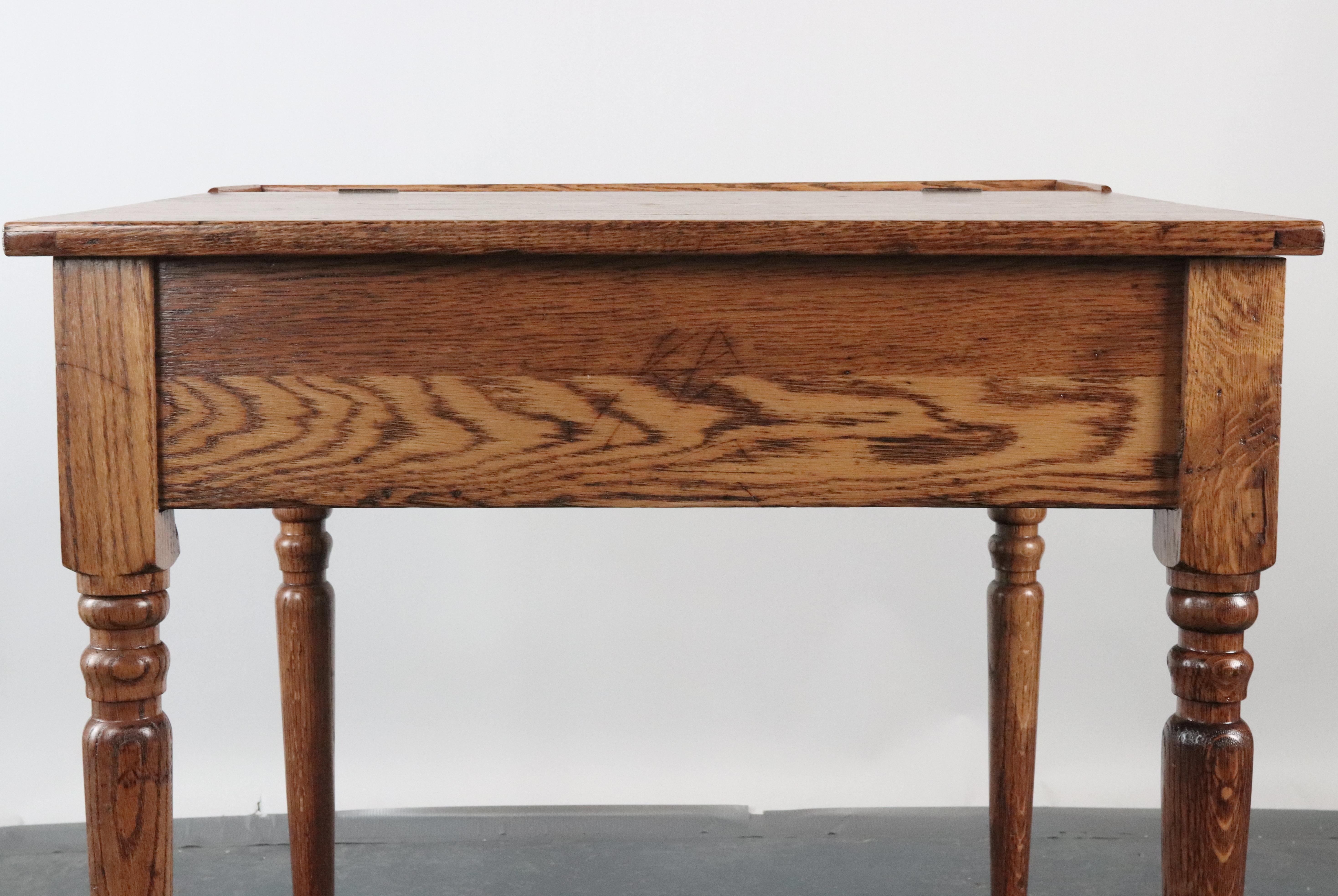 Bureau ancien en châtaignier à plateau incliné en vente 8
