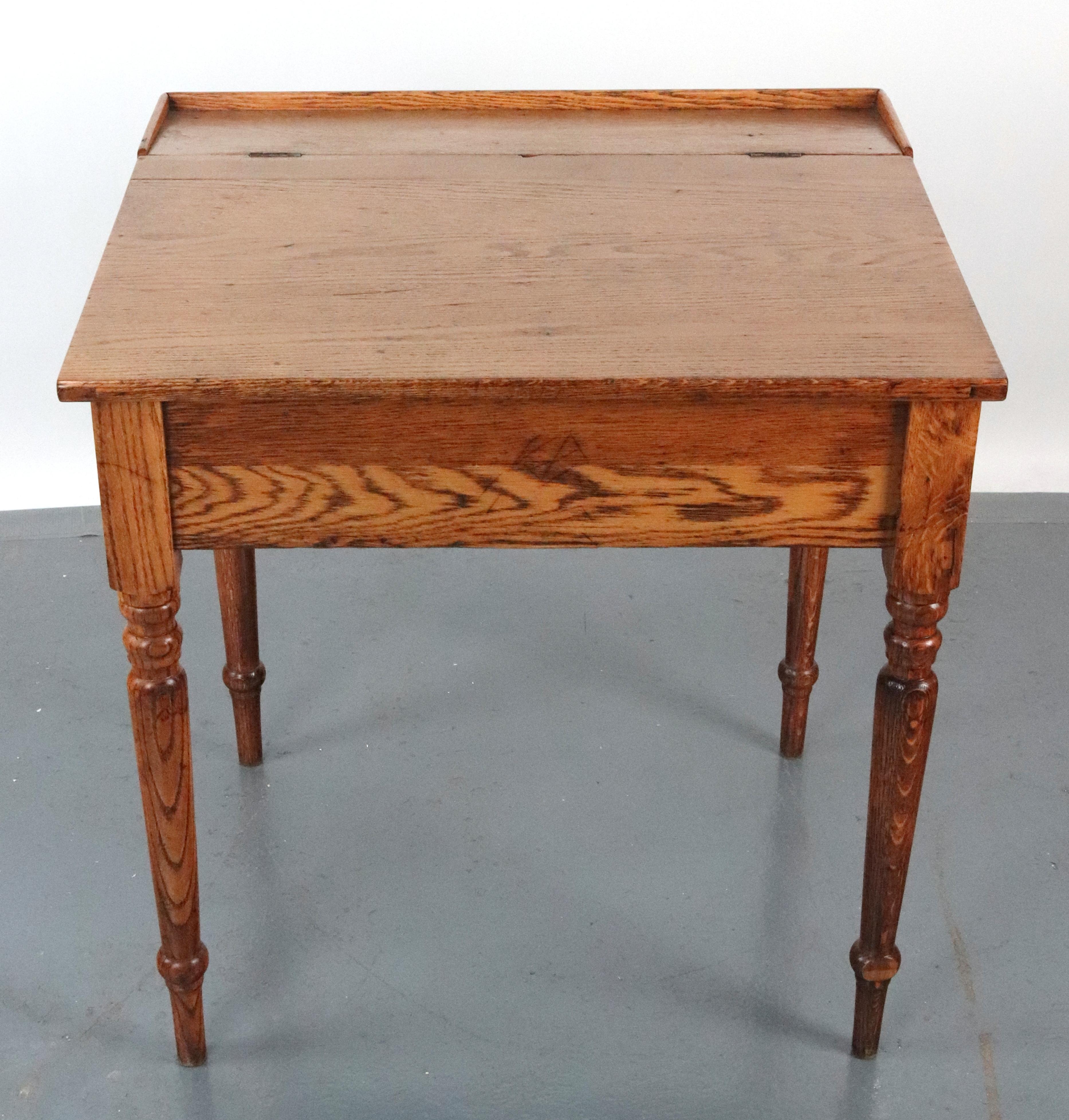 Bureau ancien en châtaignier à plateau incliné Bon état - En vente à New York, NY