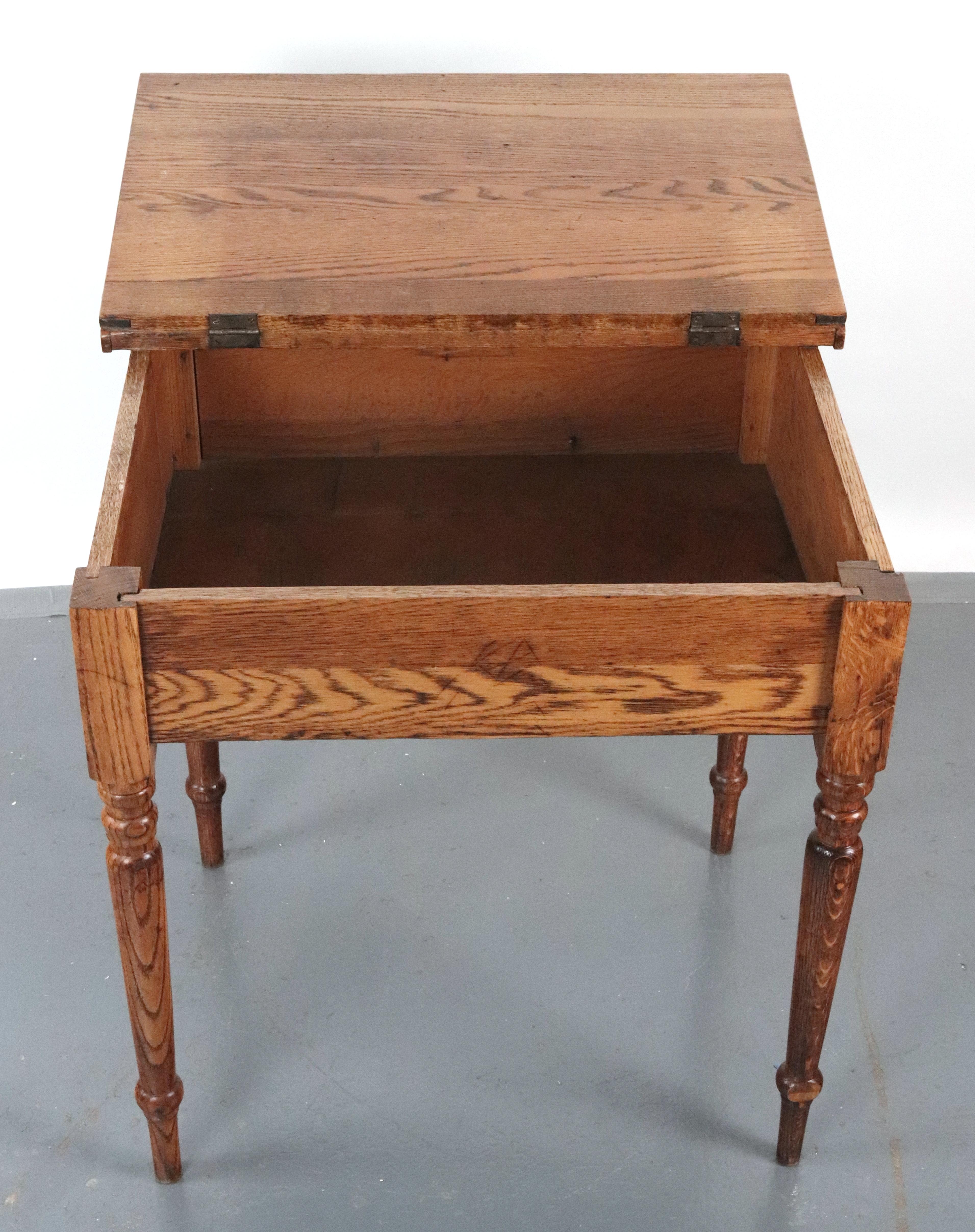 20ième siècle Bureau ancien en châtaignier à plateau incliné en vente