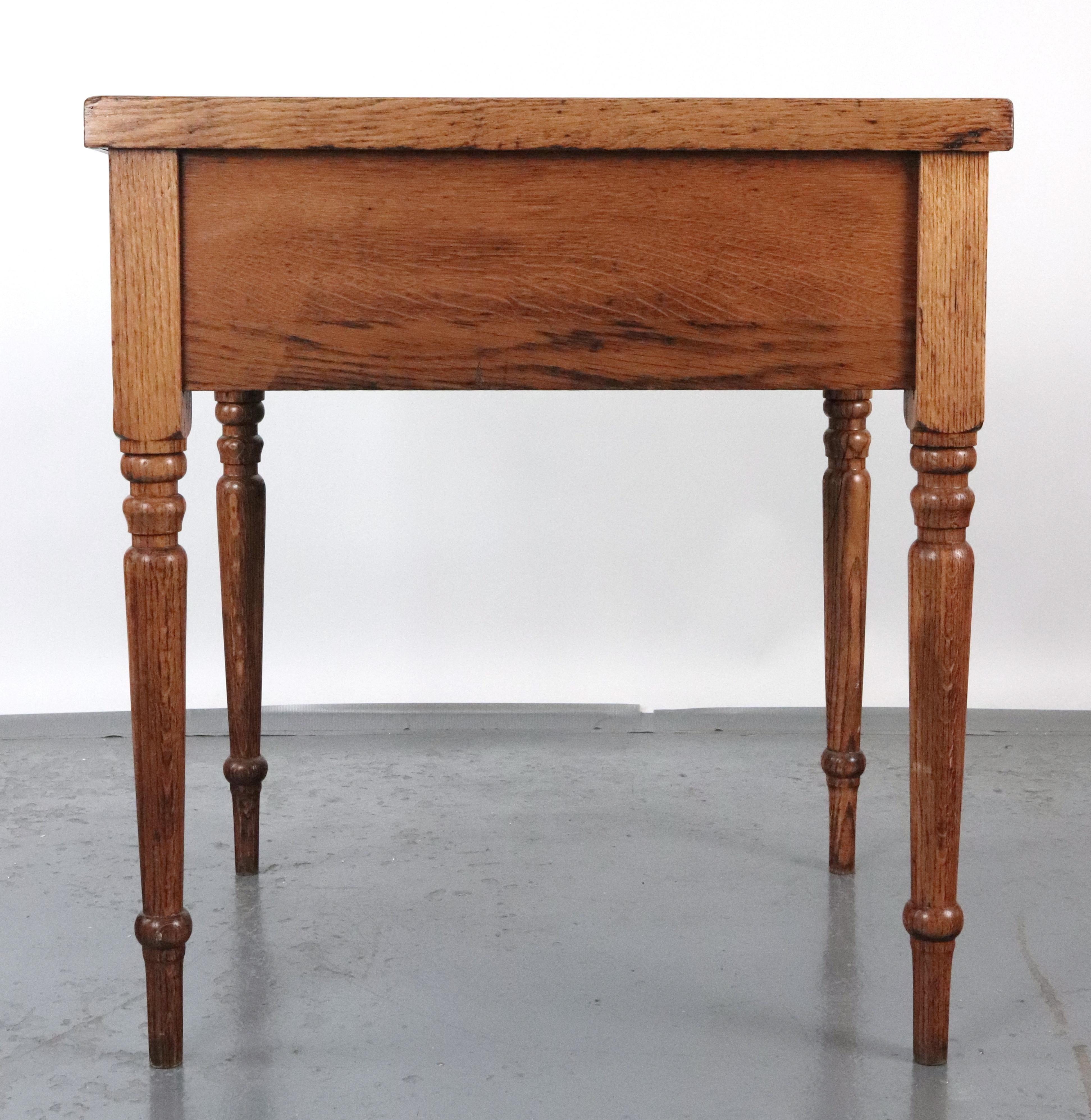 Bureau ancien en châtaignier à plateau incliné en vente 1