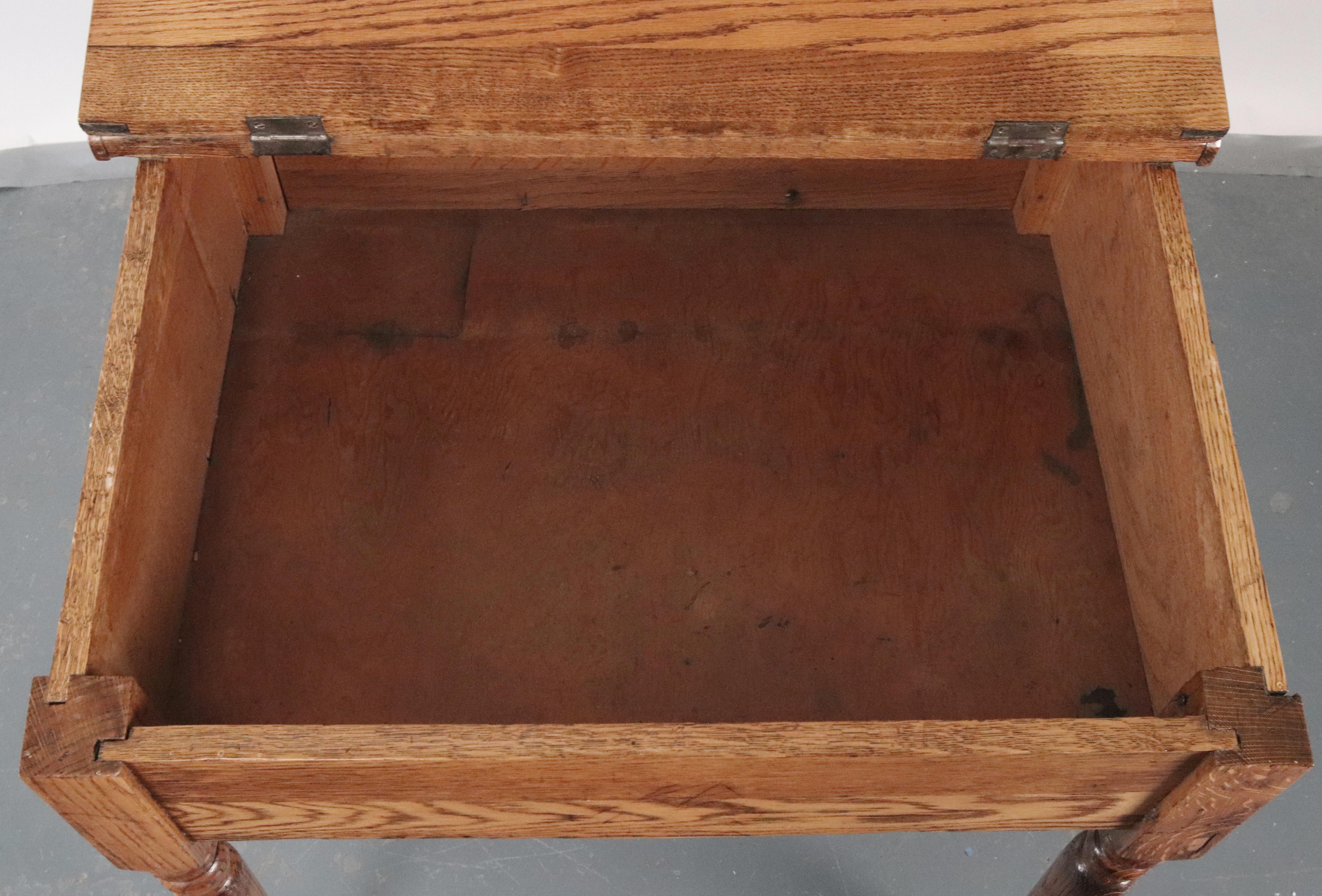 Bureau ancien en châtaignier à plateau incliné en vente 3