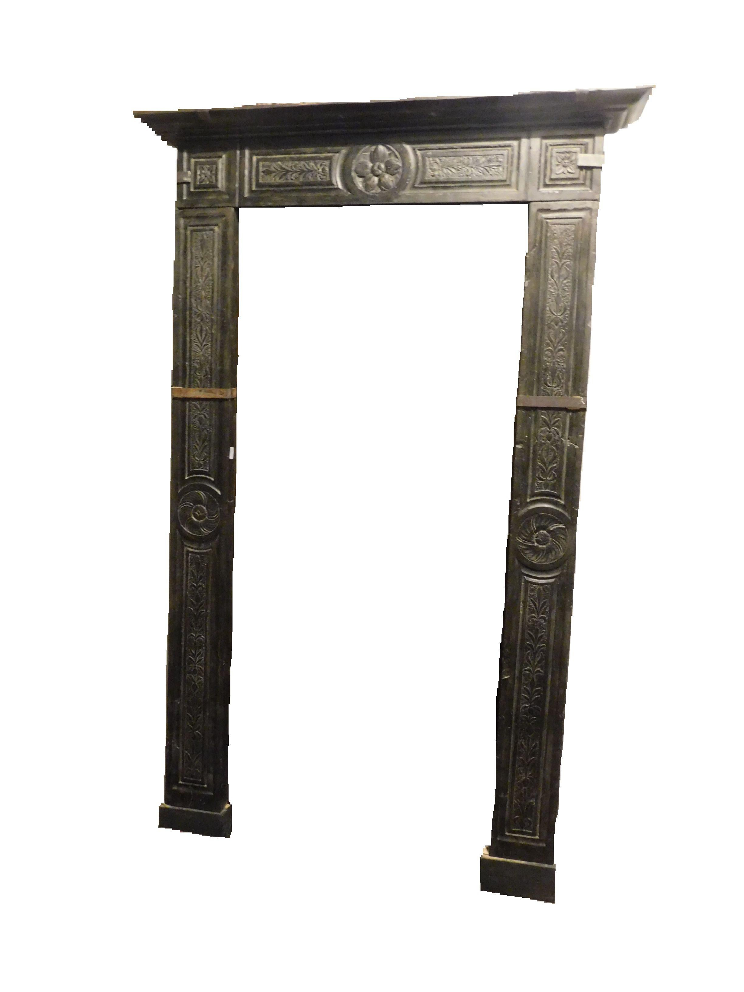 Ancient slate portal, black frame carved by hand with motifs of the time, very old and in perfect conservation conditions, of great value of the material and of the sculpture, and of great scenic effect for the powerful color. Suitable for